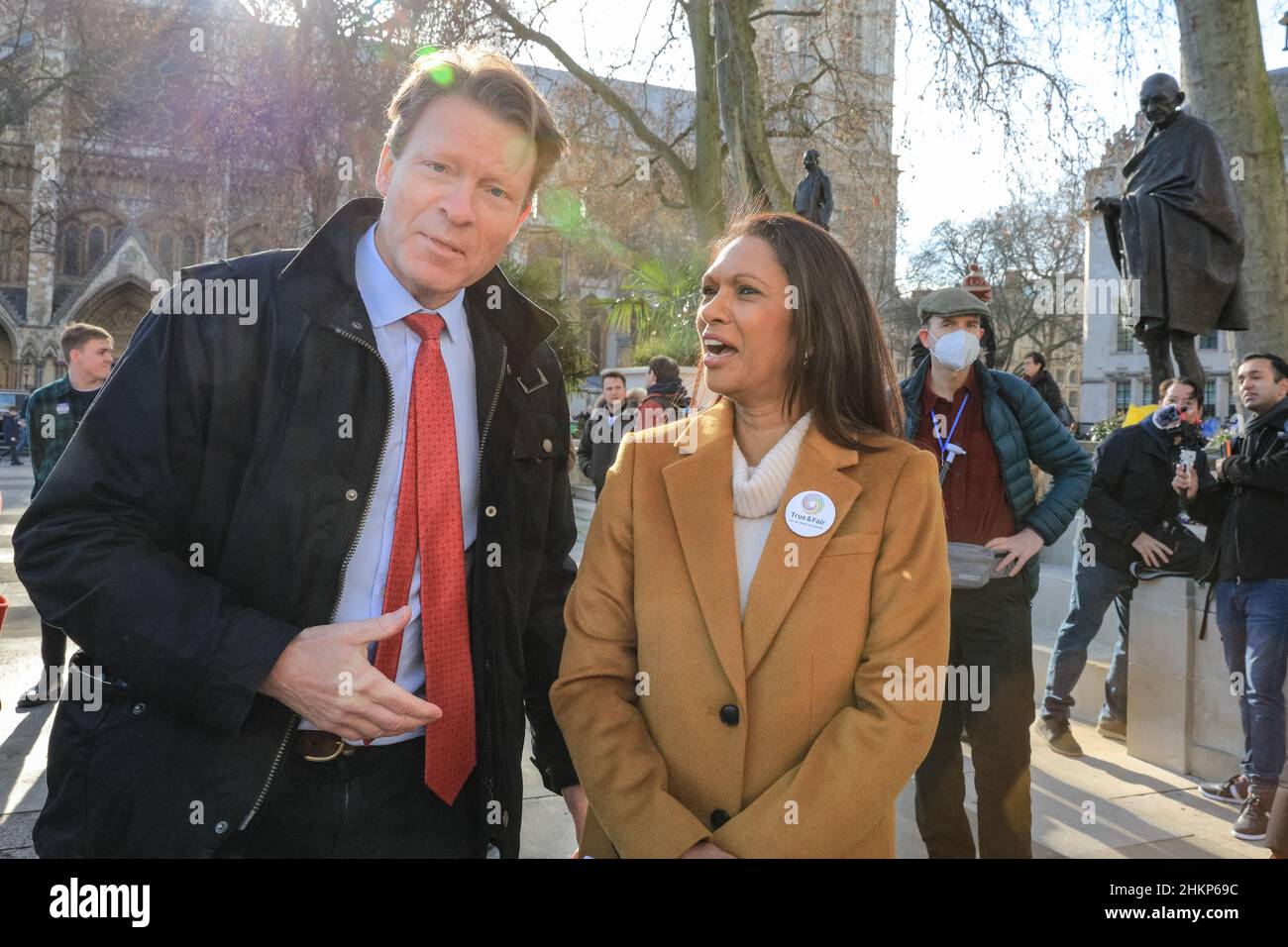 Londra, Regno Unito. 5th Feb 2021. Gina Miller, attivista e leader della campagna 'vero e giusto', con Richard Tice, leader 'Reform UK'. I manifestanti e gli oratori sono riuniti in Piazza del Parlamento per il raduno "No alle elezioni”, organizzato da Make Votes Matter, per sostenere la rappresentanza proporzionale in Parlamento. I relatori del partito trasversale sono Uniti da attivisti dei sindacati, fanno i voti la materia, i gruppi pro europei, pro democrazia e 'rassegnano le dimissioni Boris Johnson' manifestanti. Credit: Imagplotter/Alamy Live News Foto Stock