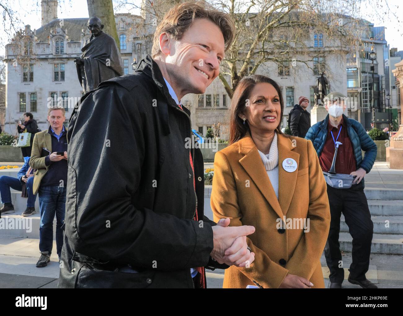 Londra, Regno Unito. 5th Feb 2021. Gina Miller, attivista e leader della campagna 'vero e giusto', con Richard Tice, leader 'Reform UK'. I manifestanti e gli oratori sono riuniti in Piazza del Parlamento per il raduno "No alle elezioni”, organizzato da Make Votes Matter, per sostenere la rappresentanza proporzionale in Parlamento. I relatori del partito trasversale sono Uniti da attivisti dei sindacati, fanno i voti la materia, i gruppi pro europei, pro democrazia e 'rassegnano le dimissioni Boris Johnson' manifestanti. Credit: Imagplotter/Alamy Live News Foto Stock
