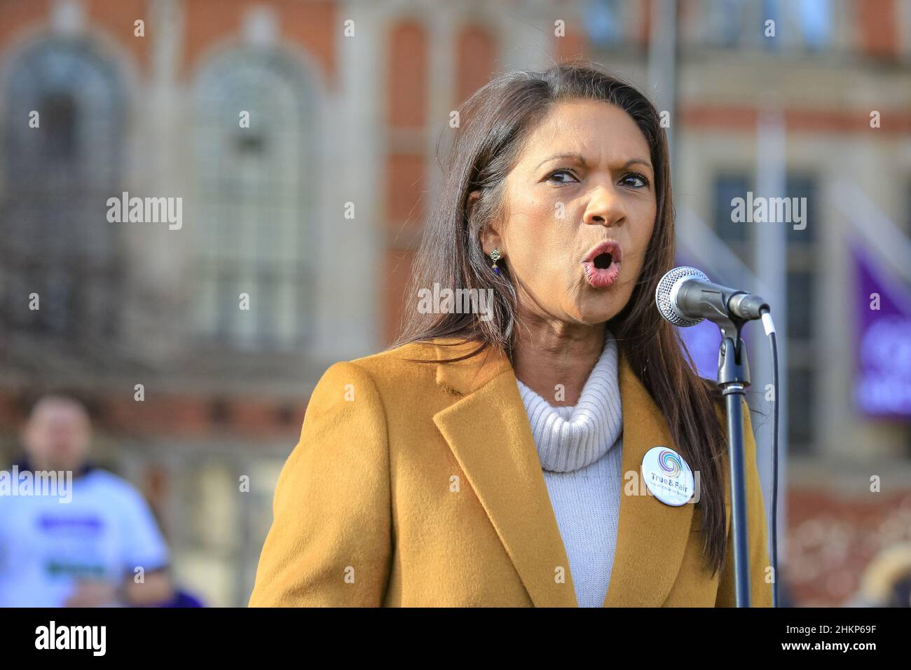 Londra, Regno Unito. 5th Feb 2021. Gina Miller, attivista e leader della campagna 'vero e giusto'. I manifestanti e gli oratori sono riuniti in Piazza del Parlamento per il raduno "No alle elezioni”, organizzato da Make Votes Matter, per sostenere la rappresentanza proporzionale in Parlamento. I relatori del partito trasversale sono Uniti da attivisti dei sindacati, fanno i voti la materia, i gruppi pro europei, pro democrazia e 'rassegnano le dimissioni Boris Johnson' manifestanti. Credit: Imagplotter/Alamy Live News Foto Stock