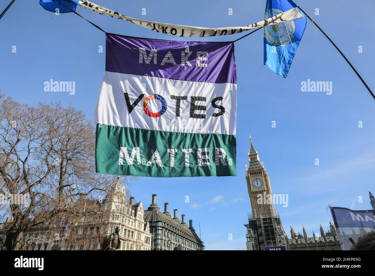 Londra, Regno Unito. 5th Feb 2021. I manifestanti e gli oratori sono riuniti in Piazza del Parlamento per il raduno "No alle elezioni”, organizzato da Make Votes Matter, per sostenere la rappresentanza proporzionale in Parlamento. I relatori del partito trasversale sono Uniti da attivisti dei sindacati, fanno i voti la materia, i gruppi pro europei, pro democrazia e 'rassegnano le dimissioni Boris Johnson' manifestanti. Credit: Imagplotter/Alamy Live News Foto Stock