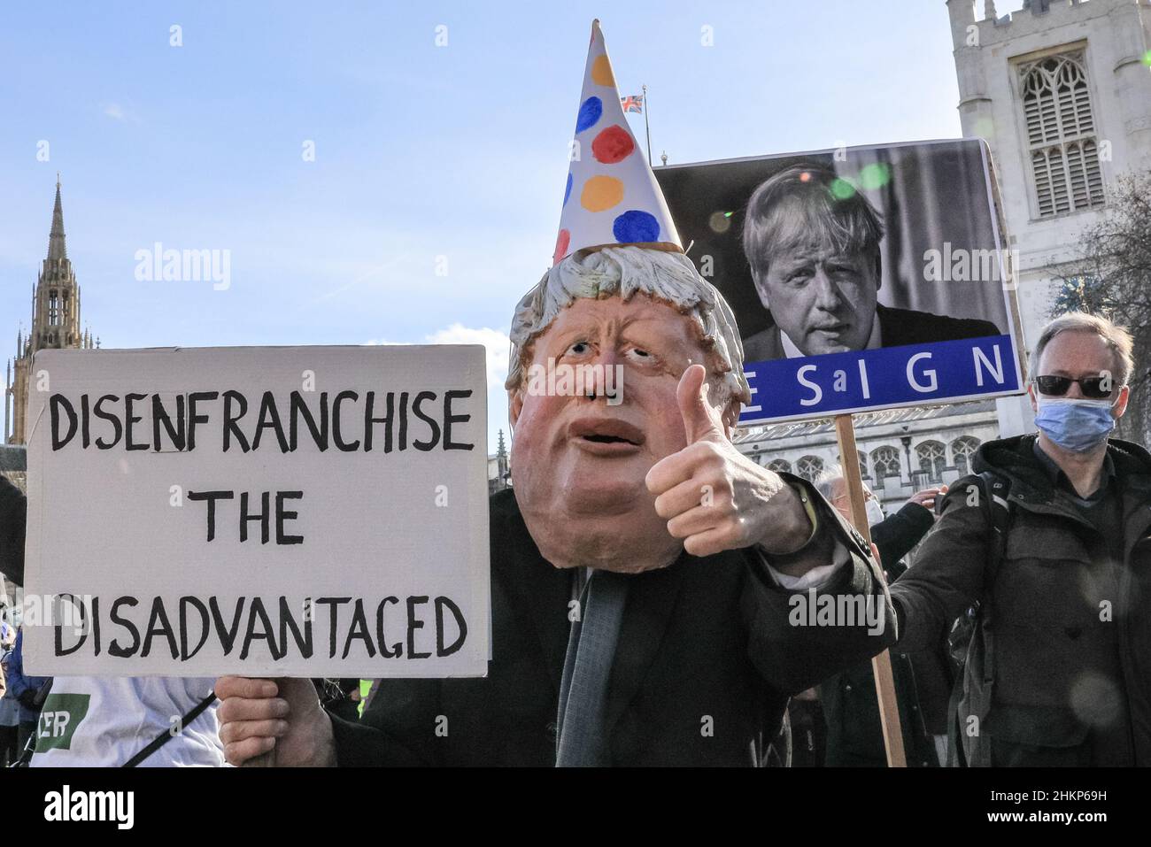 Londra, Regno Unito. 5th Feb 2021. I manifestanti e gli oratori sono riuniti in Piazza del Parlamento per il raduno "No alle elezioni”, organizzato da Make Votes Matter, per sostenere la rappresentanza proporzionale in Parlamento. I relatori del partito trasversale sono Uniti da attivisti dei sindacati, fanno i voti la materia, i gruppi pro europei, pro democrazia e 'rassegnano le dimissioni Boris Johnson' manifestanti. Credit: Imagplotter/Alamy Live News Foto Stock
