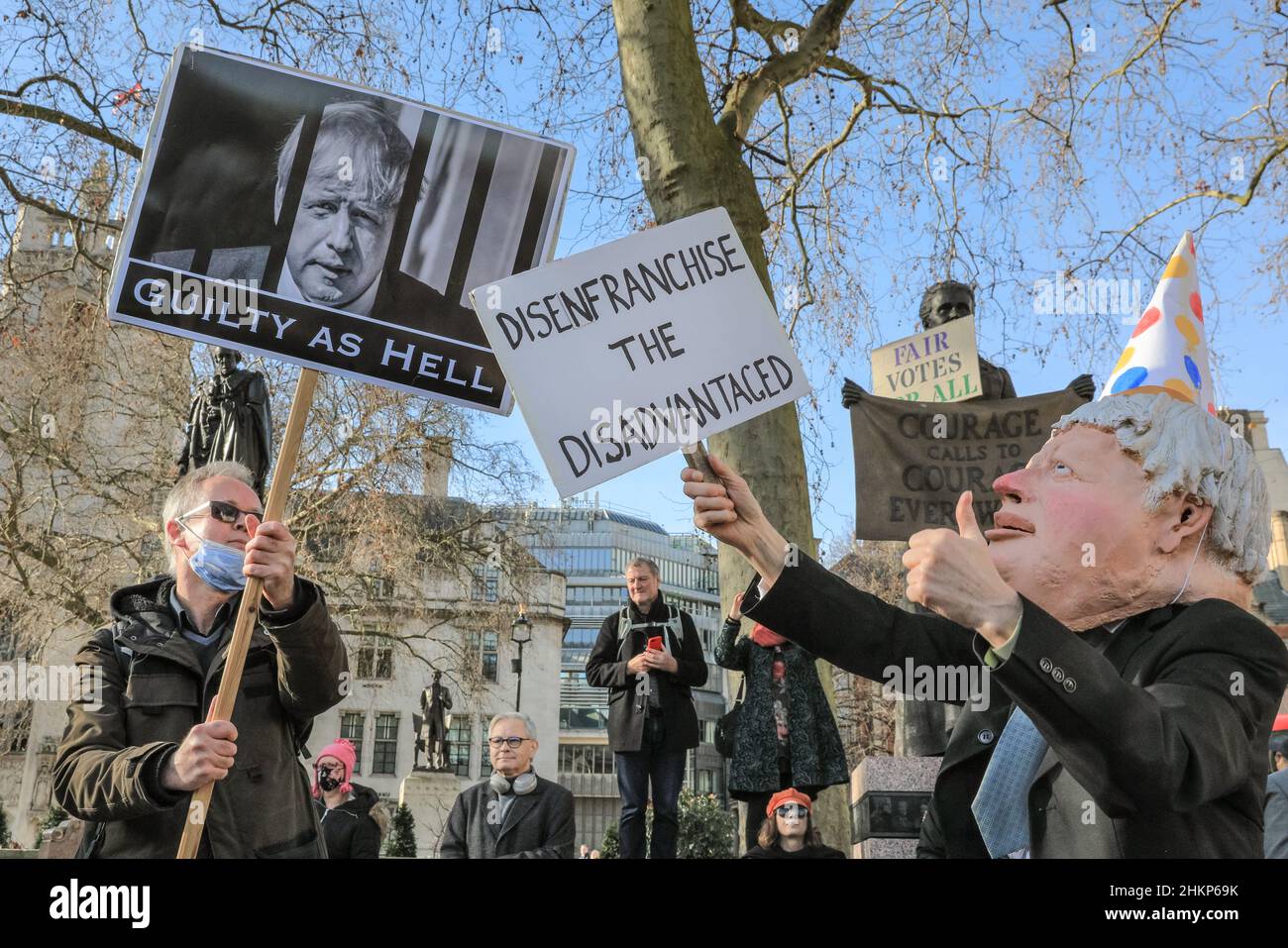 Londra, Regno Unito. 5th Feb 2021. Un protester 'rassegnare Boris' interagisce con un attivista in costume di Boris Johnson. I manifestanti e gli oratori sono riuniti in Piazza del Parlamento per il raduno "No alle elezioni”, organizzato da Make Votes Matter, per sostenere la rappresentanza proporzionale in Parlamento. I relatori del partito trasversale sono Uniti da attivisti dei sindacati, fanno i voti la materia, i gruppi pro europei, pro democrazia e 'rassegnano le dimissioni Boris Johnson' manifestanti. Credit: Imagplotter/Alamy Live News Foto Stock