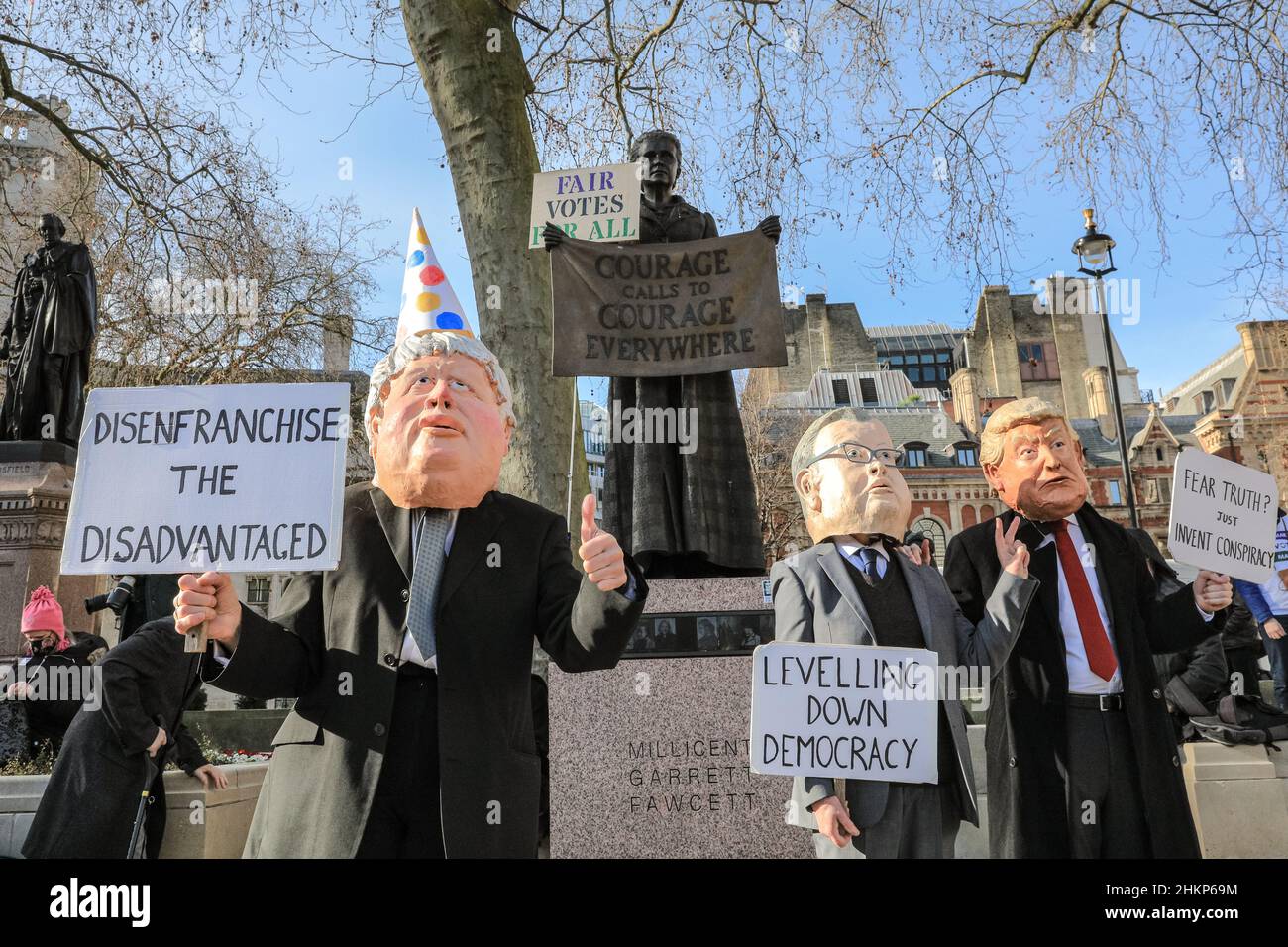 Londra, Regno Unito. 5th Feb 2021. I manifestanti e gli oratori sono riuniti in Piazza del Parlamento per il raduno "No alle elezioni”, organizzato da Make Votes Matter, per sostenere la rappresentanza proporzionale in Parlamento. I relatori del partito trasversale sono Uniti da attivisti dei sindacati, fanno i voti la materia, i gruppi pro europei, pro democrazia e 'rassegnano le dimissioni Boris Johnson' manifestanti. Credit: Imagplotter/Alamy Live News Foto Stock