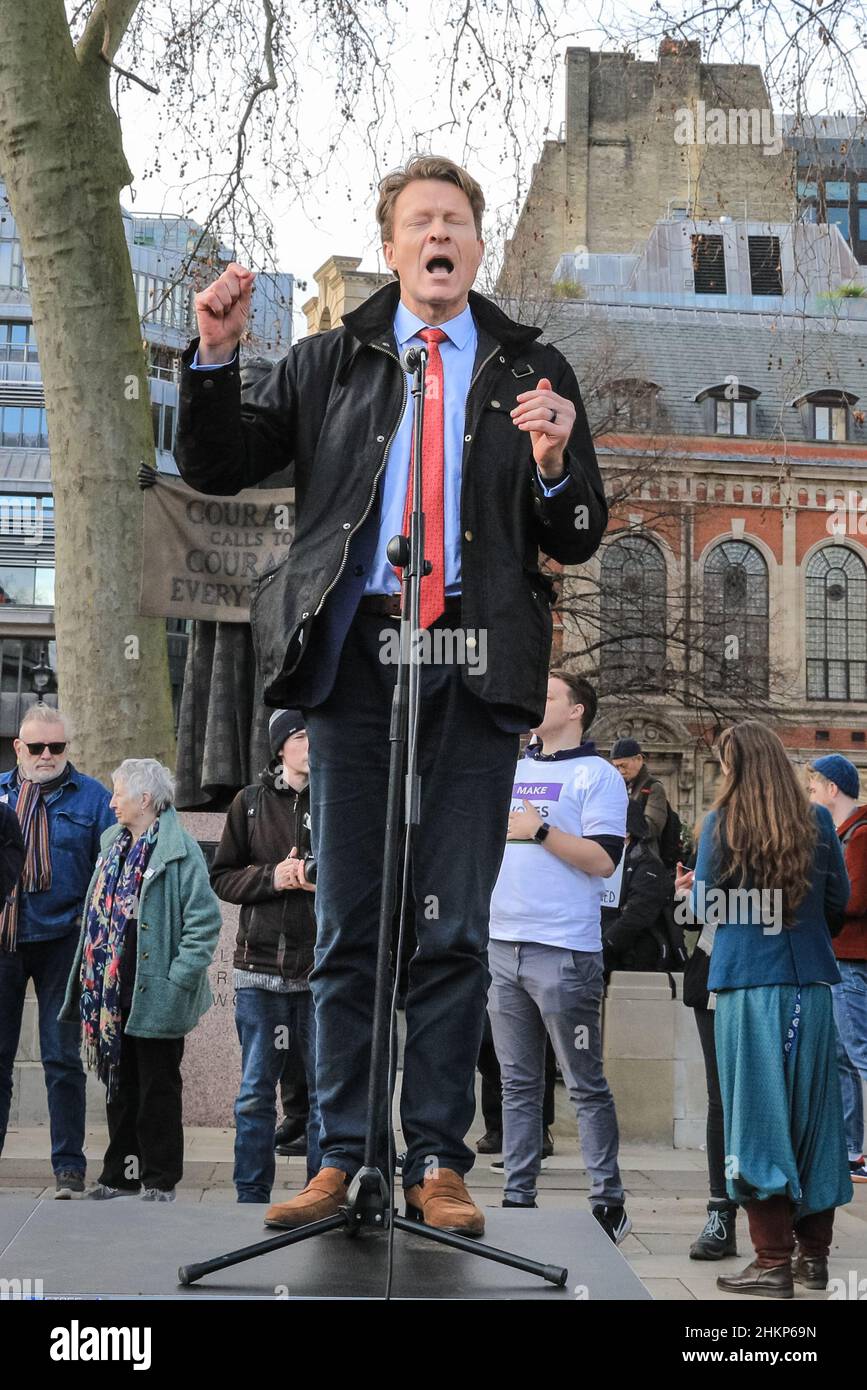 Londra, Regno Unito. 5th Feb 2021. Richard Tice, leader della riforma del Regno Unito, i manifestanti e gli oratori si riunirono in Piazza del Parlamento per il raduno "No alle elezioni”, organizzato da Make Votes Matter, per sostenere la rappresentanza proporzionale in Parlamento. I relatori del partito trasversale sono Uniti da attivisti dei sindacati, fanno i voti la materia, i gruppi pro europei, pro democrazia e 'rassegnano le dimissioni Boris Johnson' manifestanti. Credit: Imagplotter/Alamy Live News Foto Stock