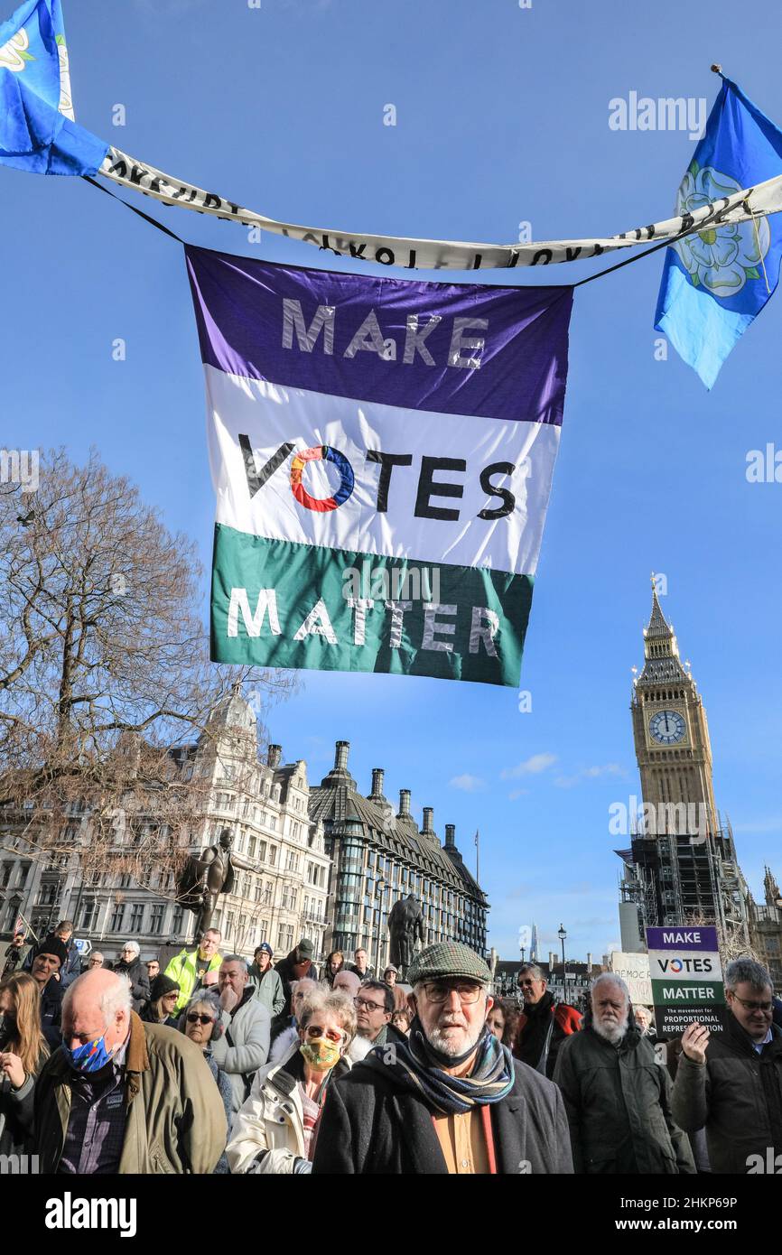 Londra, Regno Unito. 5th Feb 2021. I manifestanti e gli oratori sono riuniti in Piazza del Parlamento per il raduno "No alle elezioni”, organizzato da Make Votes Matter, per sostenere la rappresentanza proporzionale in Parlamento. I relatori del partito trasversale sono Uniti da attivisti dei sindacati, fanno i voti la materia, i gruppi pro europei, pro democrazia e 'rassegnano le dimissioni Boris Johnson' manifestanti. Credit: Imagplotter/Alamy Live News Foto Stock
