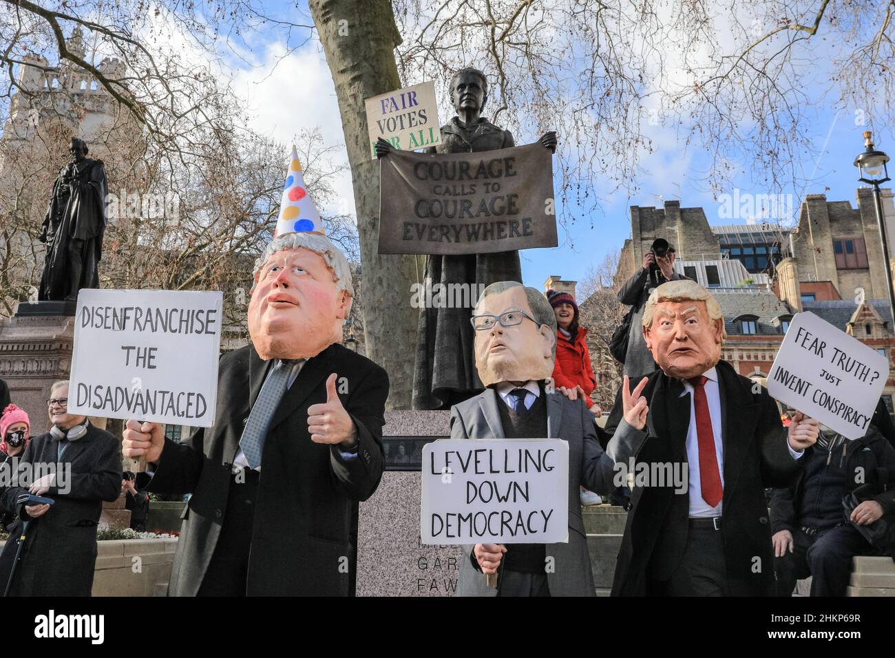 Londra, Regno Unito. 5th Feb 2021. I manifestanti e gli oratori sono riuniti in Piazza del Parlamento per il raduno "No alle elezioni”, organizzato da Make Votes Matter, per sostenere la rappresentanza proporzionale in Parlamento. I relatori del partito trasversale sono Uniti da attivisti dei sindacati, fanno i voti la materia, i gruppi pro europei, pro democrazia e 'rassegnano le dimissioni Boris Johnson' manifestanti. Credit: Imagplotter/Alamy Live News Foto Stock
