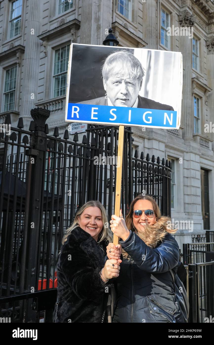 Londra, Regno Unito. 5th Feb 2021. Rassegnare le dimissioni dei manifestanti Johnson a Downing Street. I manifestanti e gli oratori sono riuniti in Piazza del Parlamento per il raduno "No alle elezioni”, organizzato da Make Votes Matter, per sostenere la rappresentanza proporzionale in Parlamento. I relatori del partito trasversale sono Uniti da attivisti dei sindacati, fanno i voti la materia, i gruppi pro europei, pro democrazia e 'rassegnano le dimissioni Boris Johnson' manifestanti. Credit: Imagplotter/Alamy Live News Foto Stock