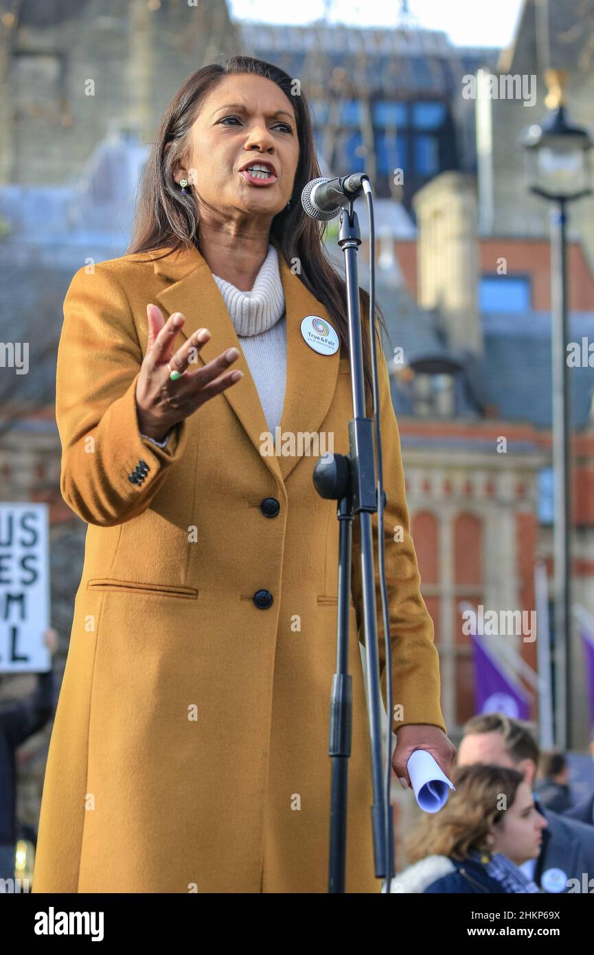 Londra, Regno Unito. 5th Feb 2021. Gina Miller, attivista e leader della campagna 'vero e giusto'. I manifestanti e gli oratori sono riuniti in Piazza del Parlamento per il raduno "No alle elezioni”, organizzato da Make Votes Matter, per sostenere la rappresentanza proporzionale in Parlamento. I relatori del partito trasversale sono Uniti da attivisti dei sindacati, fanno i voti la materia, i gruppi pro europei, pro democrazia e 'rassegnano le dimissioni Boris Johnson' manifestanti. Credit: Imagplotter/Alamy Live News Foto Stock
