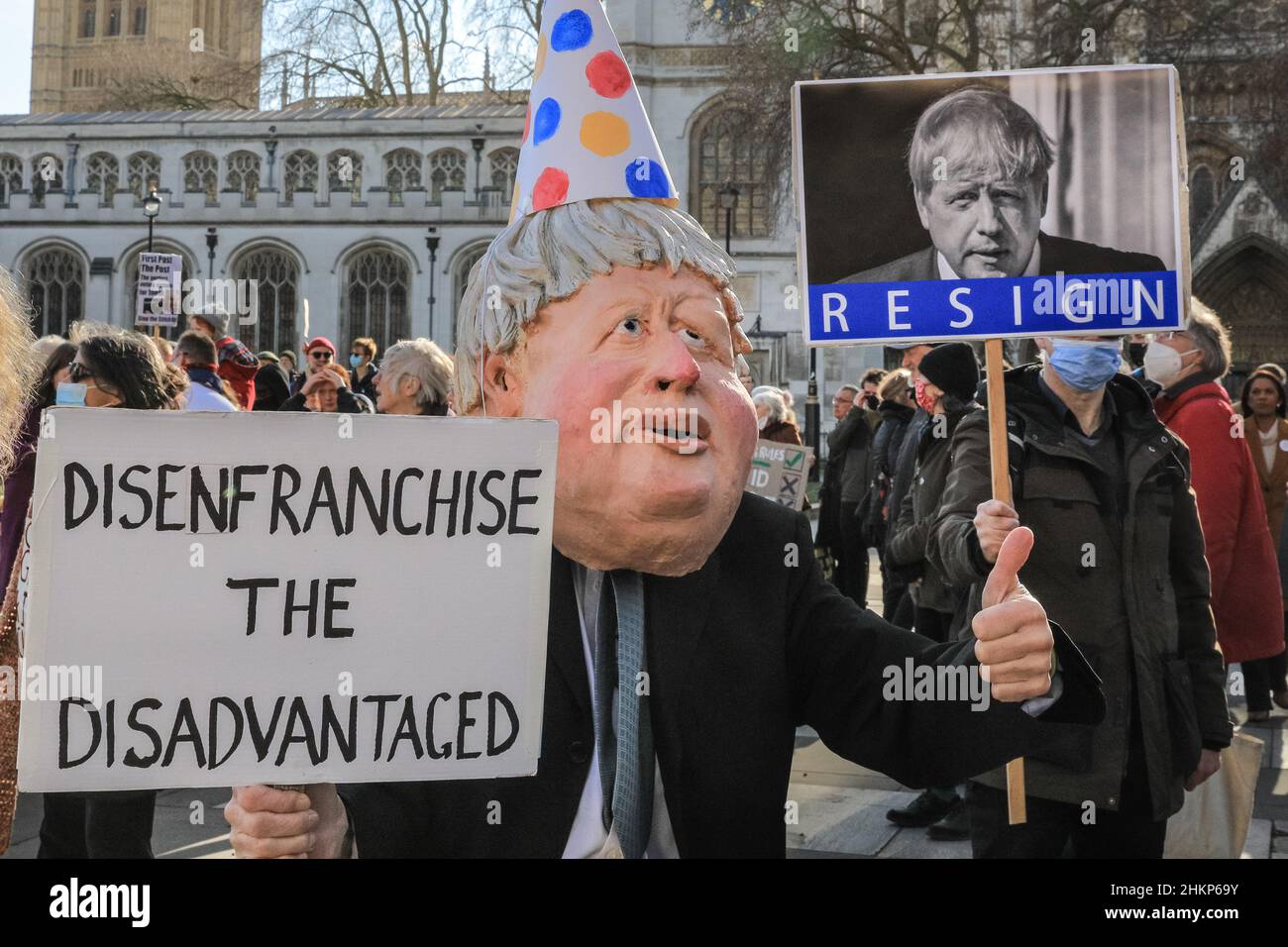 Londra, Regno Unito. 5th Feb 2021. I manifestanti e gli oratori sono riuniti in Piazza del Parlamento per il raduno "No alle elezioni”, organizzato da Make Votes Matter, per sostenere la rappresentanza proporzionale in Parlamento. I relatori del partito trasversale sono Uniti da attivisti dei sindacati, fanno i voti la materia, i gruppi pro europei, pro democrazia e 'rassegnano le dimissioni Boris Johnson' manifestanti. Credit: Imagplotter/Alamy Live News Foto Stock