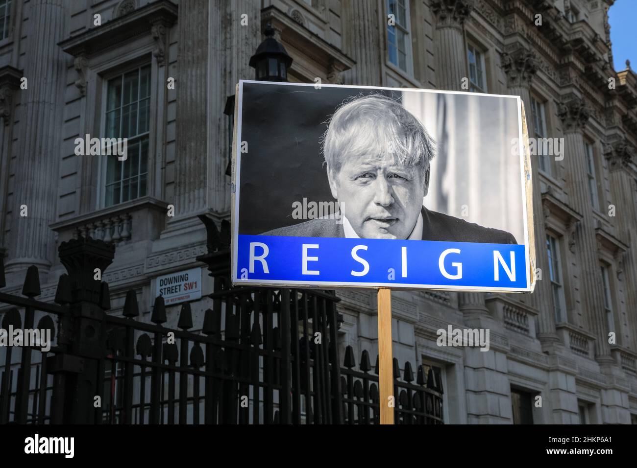 Londra, Regno Unito. 5th Feb 2021. Rassegnare le dimissioni Johnson in Downing Street. I manifestanti e gli oratori sono riuniti in Piazza del Parlamento per il raduno "No alle elezioni”, organizzato da Make Votes Matter, per sostenere la rappresentanza proporzionale in Parlamento. I relatori del partito trasversale sono Uniti da attivisti dei sindacati, fanno i voti la materia, i gruppi pro europei, pro democrazia e 'rassegnano le dimissioni Boris Johnson' manifestanti. Credit: Imagplotter/Alamy Live News Foto Stock