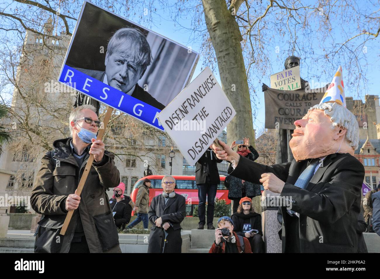 Londra, Regno Unito. 5th Feb 2021. Un protester 'rassegnare Boris' interagisce con un attivista in costume di Boris Johnson. I manifestanti e gli oratori sono riuniti in Piazza del Parlamento per il raduno "No alle elezioni”, organizzato da Make Votes Matter, per sostenere la rappresentanza proporzionale in Parlamento. I relatori del partito trasversale sono Uniti da attivisti dei sindacati, fanno i voti la materia, i gruppi pro europei, pro democrazia e 'rassegnano le dimissioni Boris Johnson' manifestanti. Credit: Imagplotter/Alamy Live News Foto Stock