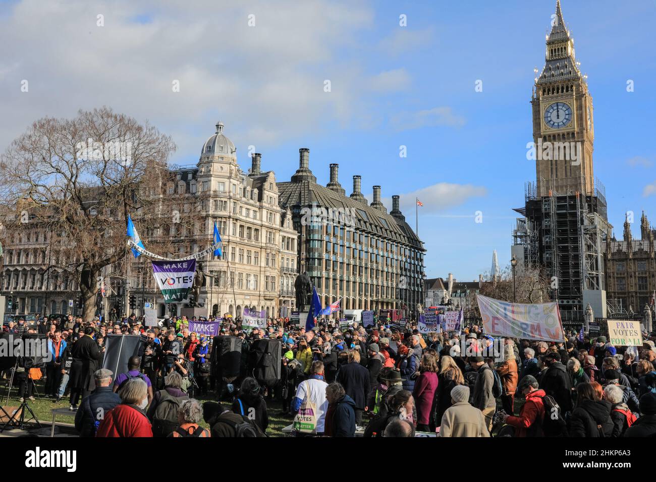 Londra, Regno Unito. 5th Feb 2021. I manifestanti e gli oratori sono riuniti in Piazza del Parlamento per il raduno "No alle elezioni”, organizzato da Make Votes Matter, per sostenere la rappresentanza proporzionale in Parlamento. I relatori del partito trasversale sono Uniti da attivisti dei sindacati, fanno i voti la materia, i gruppi pro europei, pro democrazia e 'rassegnano le dimissioni Boris Johnson' manifestanti. Credit: Imagplotter/Alamy Live News Foto Stock