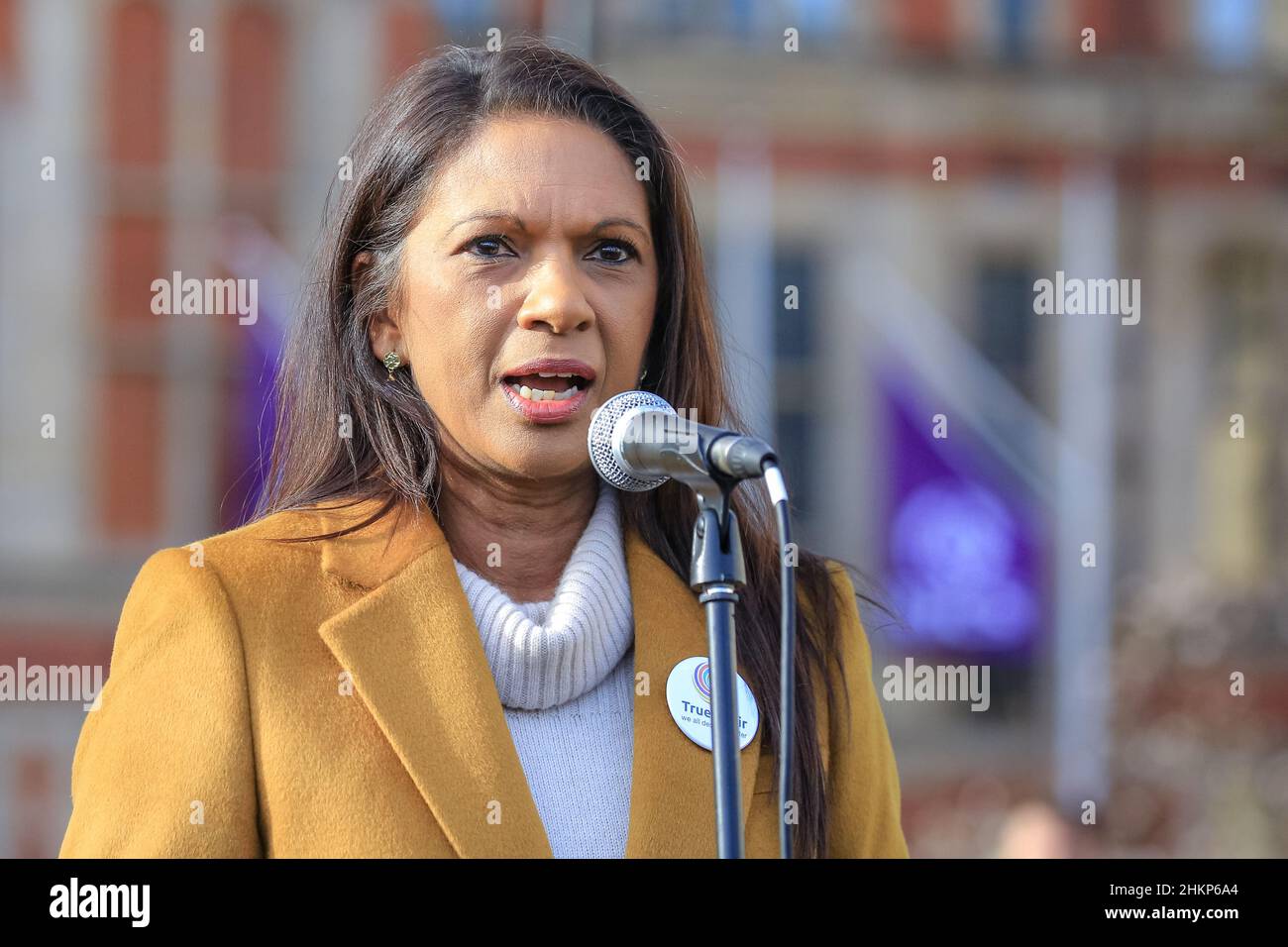 Londra, Regno Unito. 5th Feb 2021. Gina Miller, attivista e leader della campagna 'vero e giusto'. I manifestanti e gli oratori sono riuniti in Piazza del Parlamento per il raduno "No alle elezioni”, organizzato da Make Votes Matter, per sostenere la rappresentanza proporzionale in Parlamento. I relatori del partito trasversale sono Uniti da attivisti dei sindacati, fanno i voti la materia, i gruppi pro europei, pro democrazia e 'rassegnano le dimissioni Boris Johnson' manifestanti. Credit: Imagplotter/Alamy Live News Foto Stock