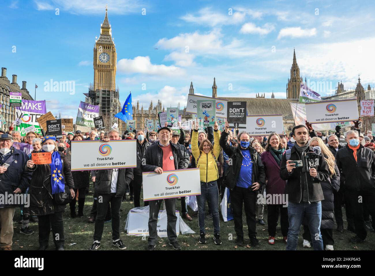 Londra, Regno Unito. 5th Feb 2021. I manifestanti e gli oratori sono riuniti in Piazza del Parlamento per il raduno "No alle elezioni”, organizzato da Make Votes Matter, per sostenere la rappresentanza proporzionale in Parlamento. I relatori del partito trasversale sono Uniti da attivisti dei sindacati, fanno i voti la materia, i gruppi pro europei, pro democrazia e 'rassegnano le dimissioni Boris Johnson' manifestanti. Credit: Imagplotter/Alamy Live News Foto Stock