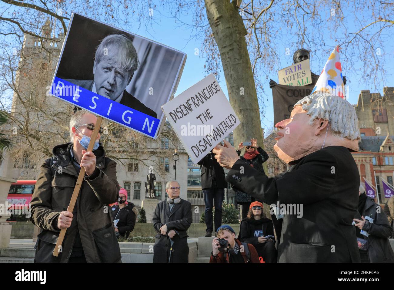Londra, Regno Unito. 5th Feb 2021. Un protester 'rassegnare Boris' interagisce con un attivista in costume di Boris Johnson. I manifestanti e gli oratori sono riuniti in Piazza del Parlamento per il raduno "No alle elezioni”, organizzato da Make Votes Matter, per sostenere la rappresentanza proporzionale in Parlamento. I relatori del partito trasversale sono Uniti da attivisti dei sindacati, fanno i voti la materia, i gruppi pro europei, pro democrazia e 'rassegnano le dimissioni Boris Johnson' manifestanti. Credit: Imagplotter/Alamy Live News Foto Stock
