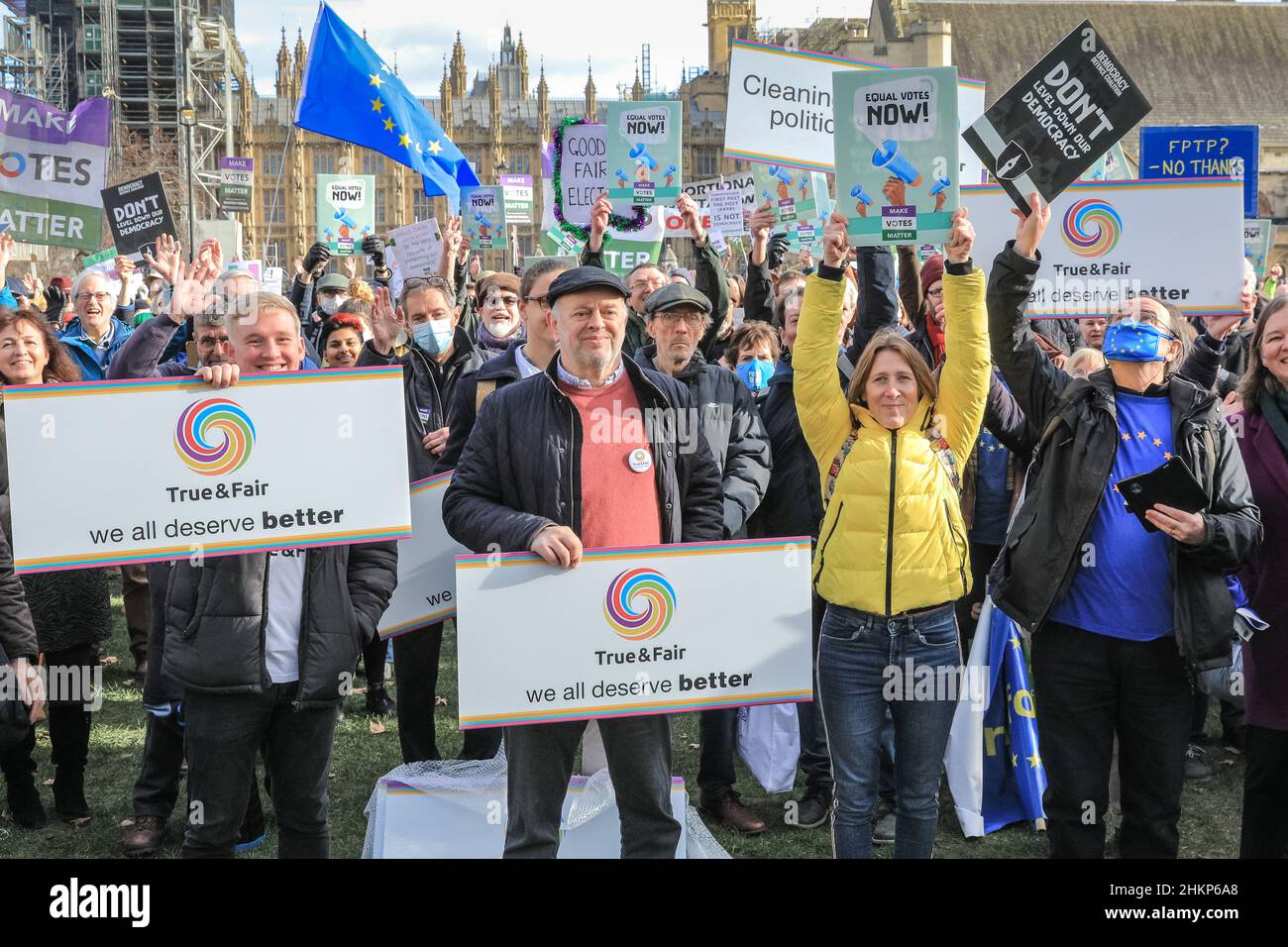 Londra, Regno Unito. 5th Feb 2021. I manifestanti e gli oratori sono riuniti in Piazza del Parlamento per il raduno "No alle elezioni”, organizzato da Make Votes Matter, per sostenere la rappresentanza proporzionale in Parlamento. I relatori del partito trasversale sono Uniti da attivisti dei sindacati, fanno i voti la materia, i gruppi pro europei, pro democrazia e 'rassegnano le dimissioni Boris Johnson' manifestanti. Credit: Imagplotter/Alamy Live News Foto Stock