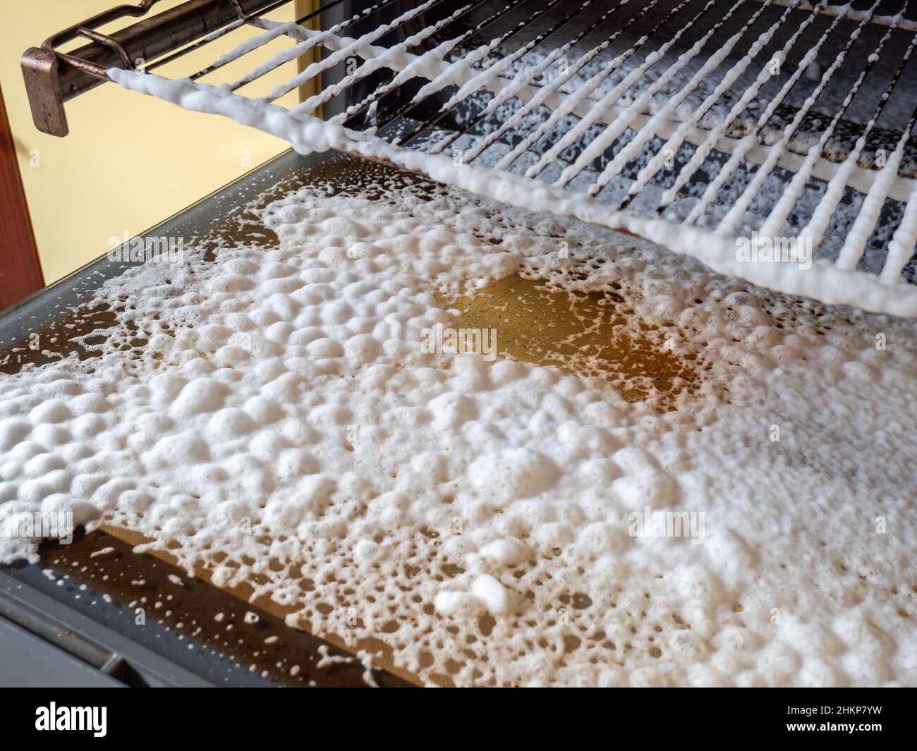 Schiuma dal detergente per la pulizia del forno Foto Stock