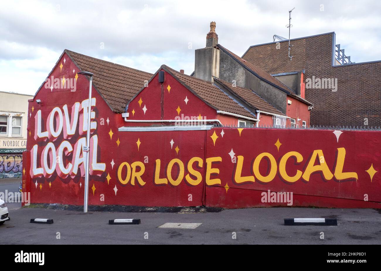 Messaggio sul muro di un negozio a Bristol che chiede ai residenti di utilizzare negozi locali o rischiano di perderli - Bedmnster Bristol UK Foto Stock