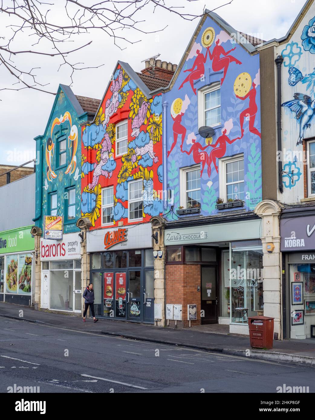 Negozi di facciate colorate a Bedminster, un'area di Bristol, la capitale dei graffiti del Regno Unito Foto Stock
