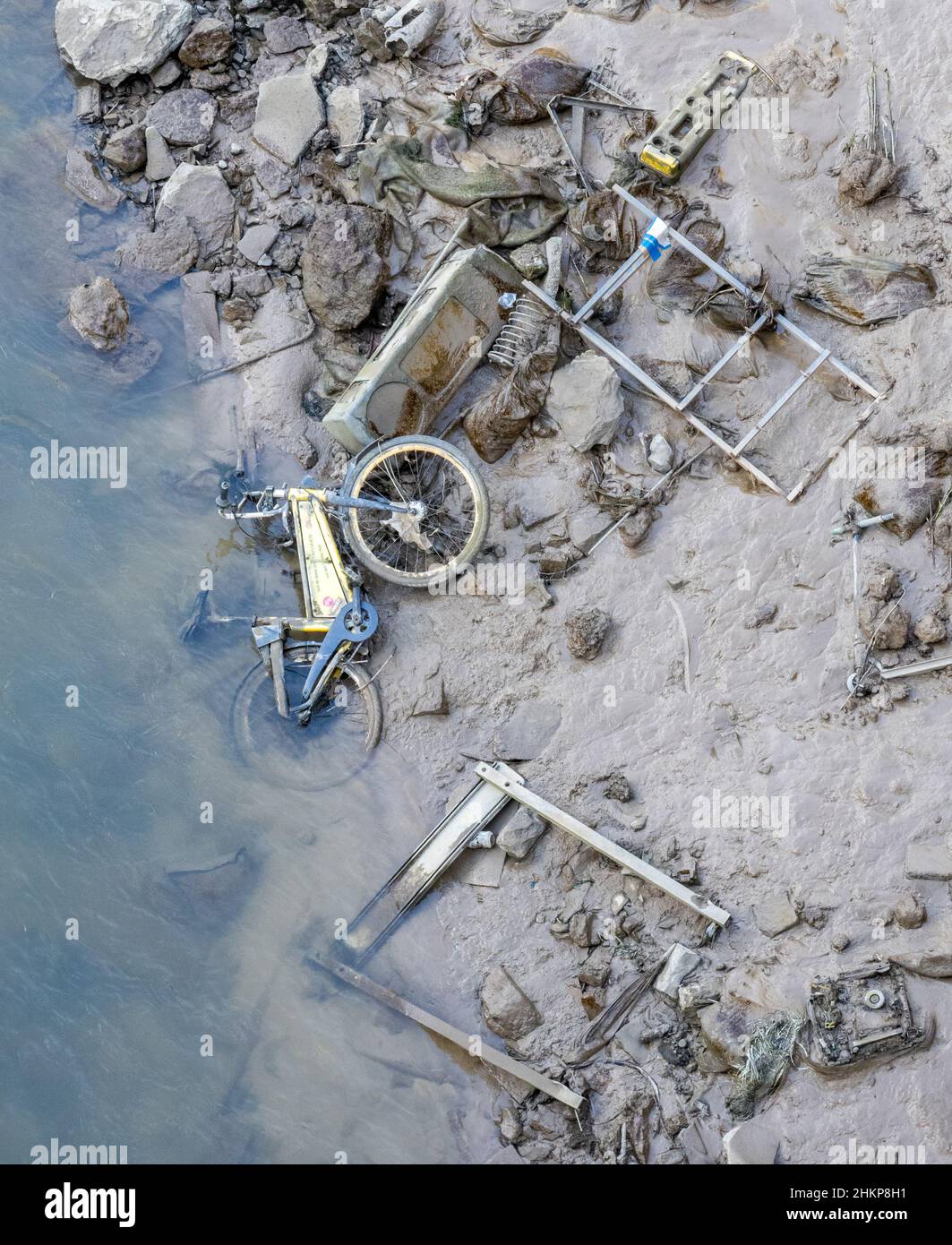 La bassa marea rivela una selezione di oggetti gettati nel fiume Muddy Avon a Bristol Regno Unito compreso il bollard del nome della strada della bici di Bristol e lo scooter Foto Stock