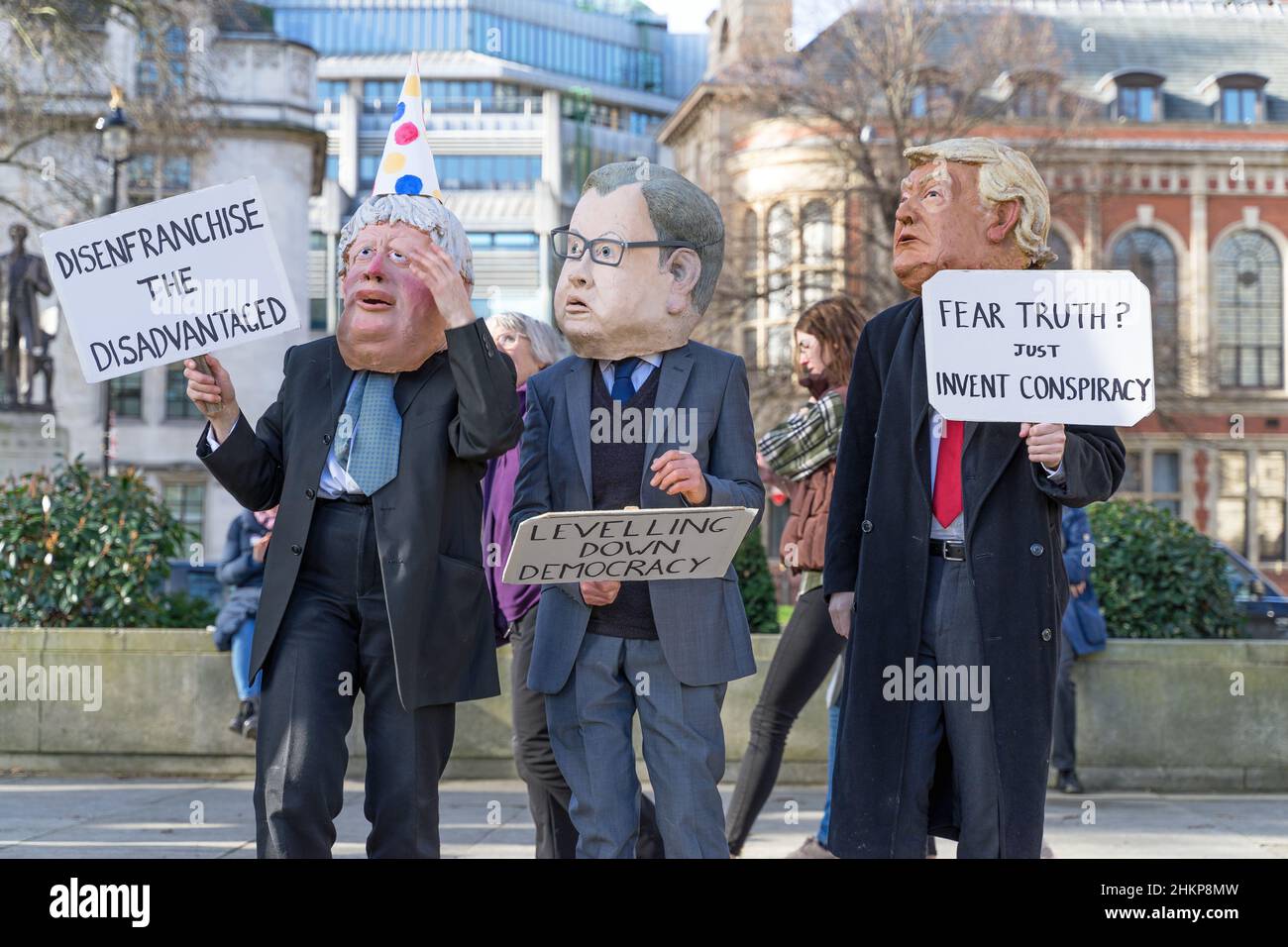 Gli uomini si sono vestiti come Boris Johnson, Michael Gove e Donald Trump al make votes contano protesta in Piazza del Parlamento che protestava contro il progetto di legge elettorale Foto Stock