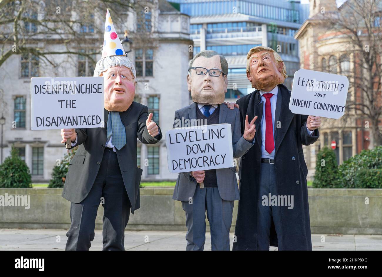 Gli uomini si sono vestiti come Boris Johnson, Michael Gove e Donald Trump al make votes contano protesta in Piazza del Parlamento che protestava contro il progetto di legge elettorale Foto Stock