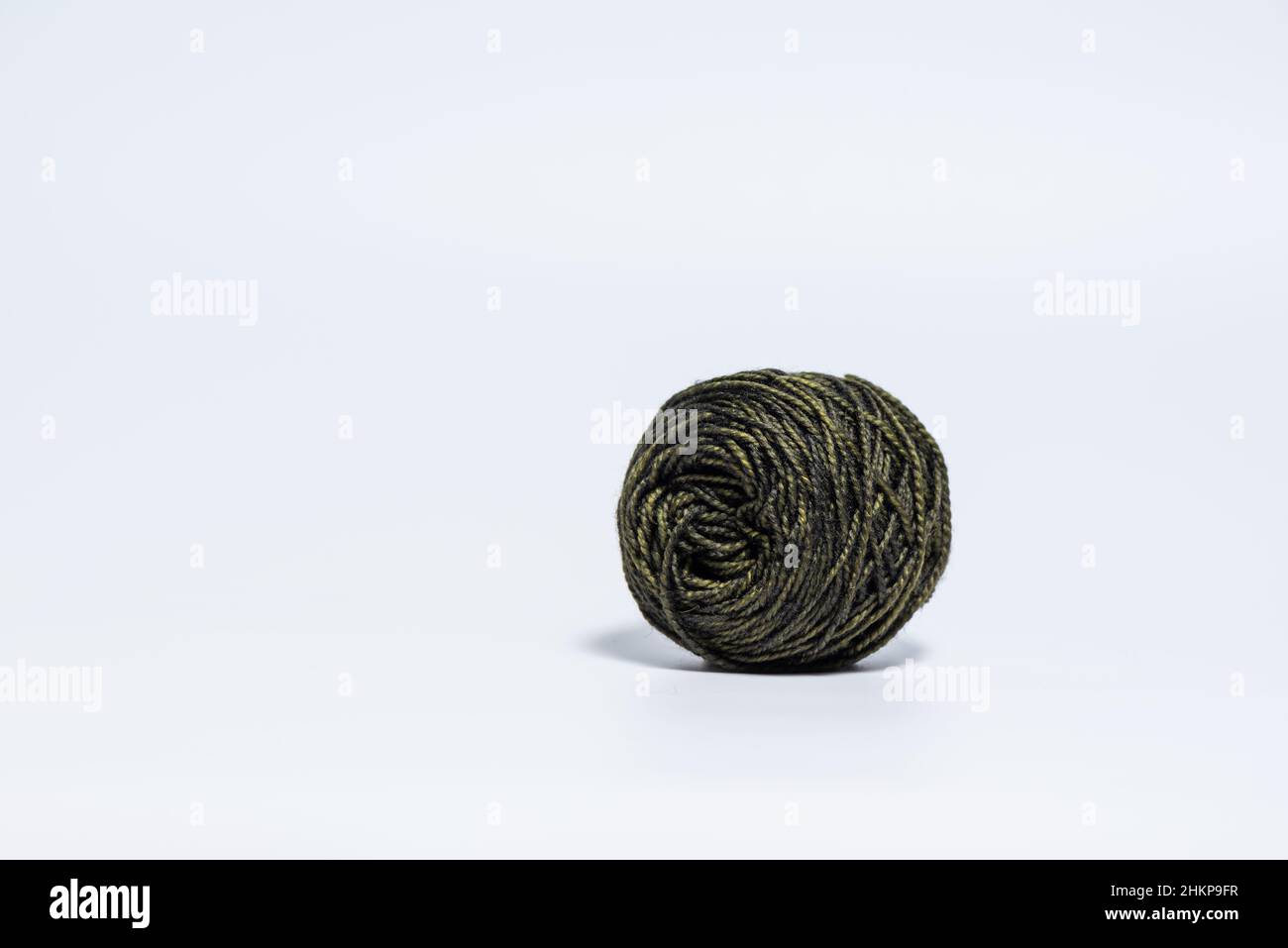 Sfera di filo verde di medie dimensioni su sfondo bianco Foto Stock