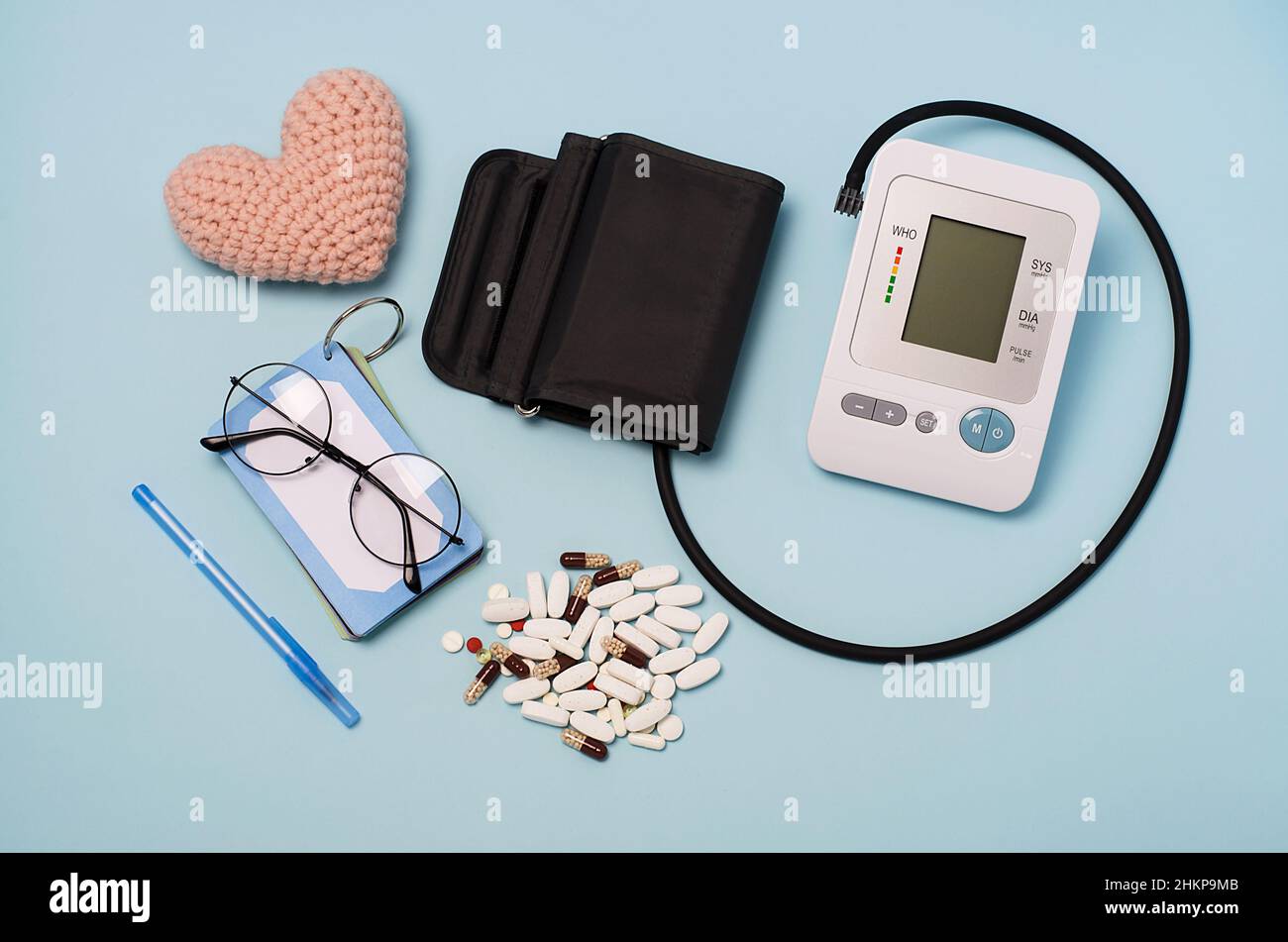 Tonometro, cuore, record di monitoraggio della pressione, occhiali, notebook, Penna, agenda di salute. Diario di misurazione della pressione sanguigna e della frequenza cardiaca. Foto Stock