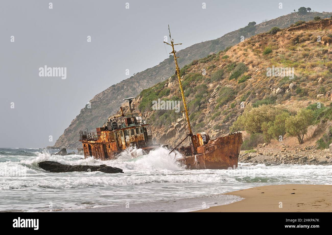 Naufragio in mare tempestoso su una spiaggia del Peloponneso in Grecia Foto Stock