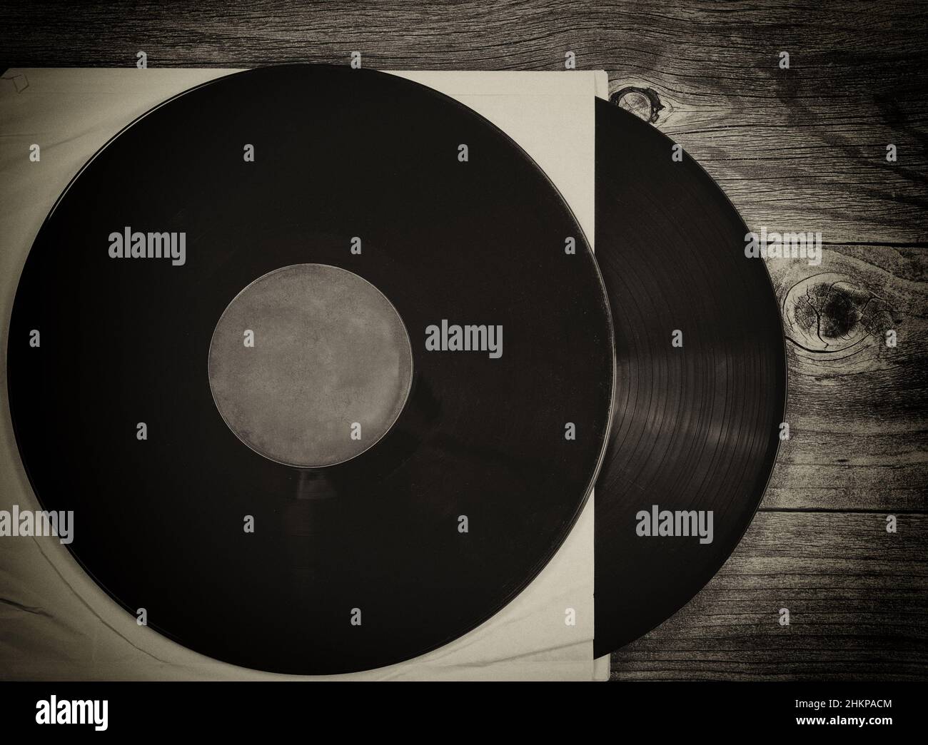 Pila di dischi di musica antica in supporti originali su tavolo in legno invecchiato con effetto vintage Foto Stock