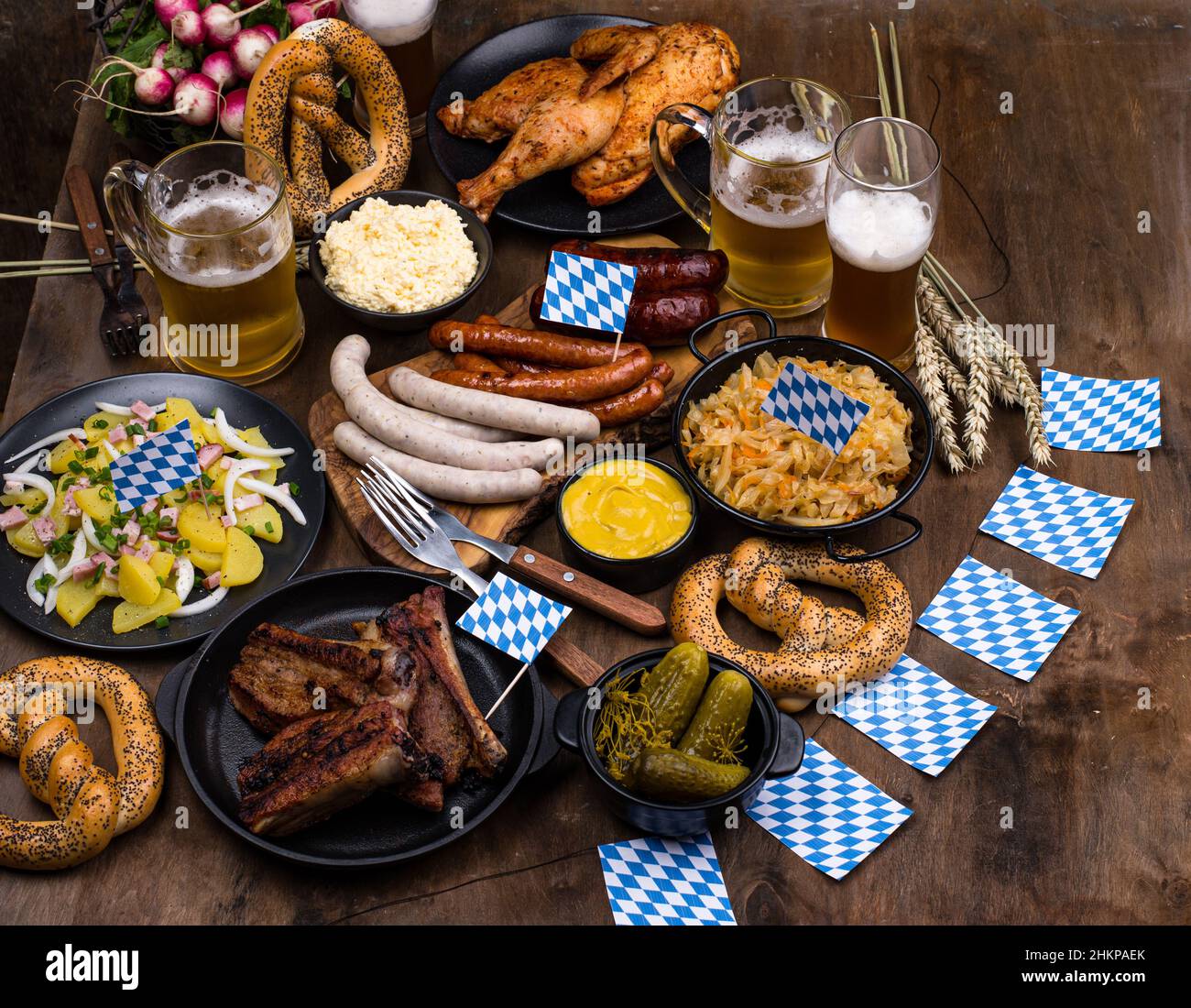 Piatti Oktoberfest con birra, pretzel e salsiccia Foto Stock