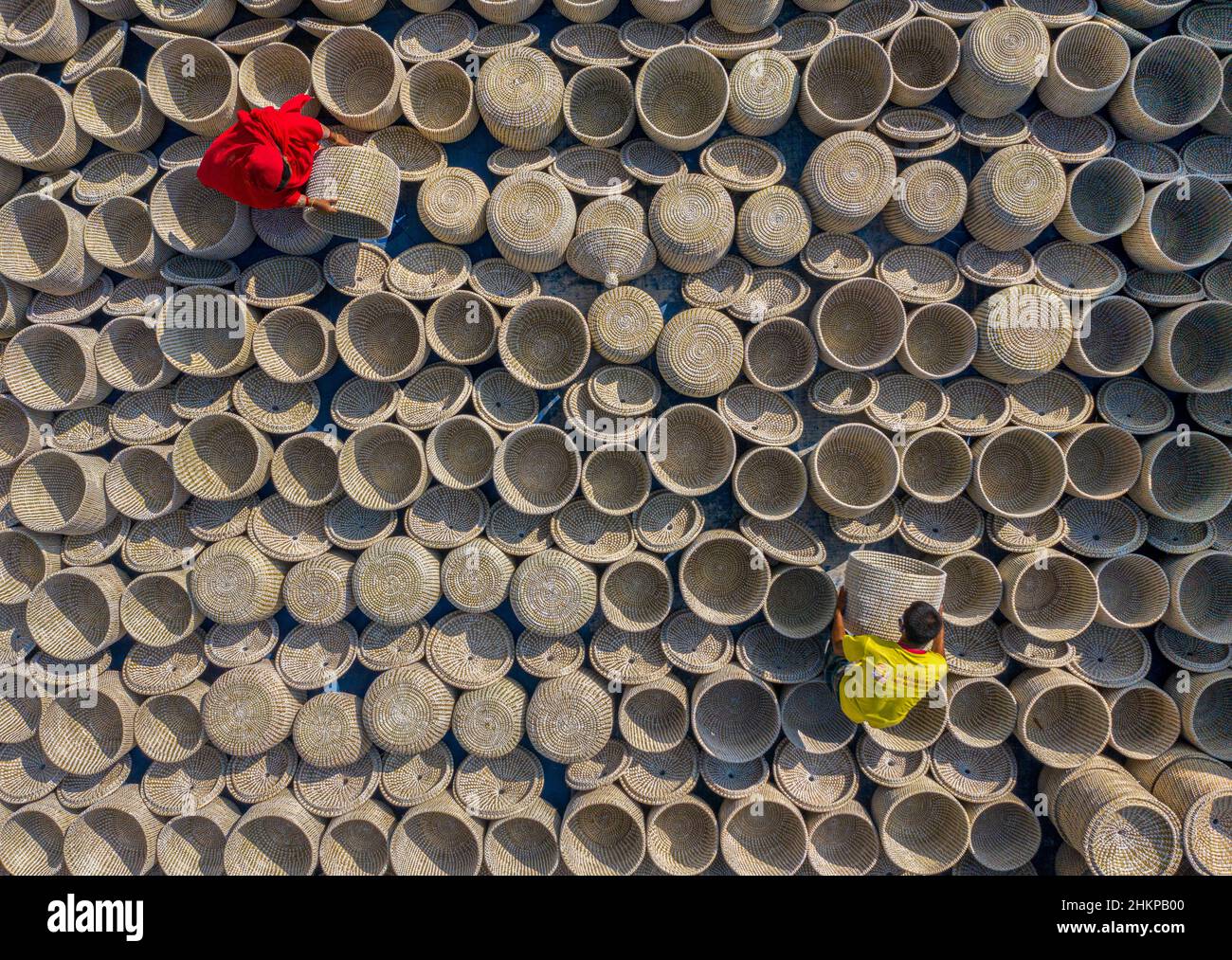 Migliaia di cestini appena tessuti si asciugano al sole prima di essere esportati in tutto il mondo. Foto Stock