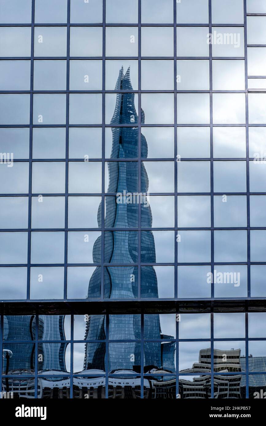 Riflesso dello Shard in un moderno edificio di uffici, Londra, Regno Unito Foto Stock