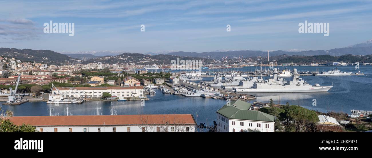 Paesaggio urbano con porto e navi militari ormeggiate, girato in luce d'inverno a la Spezia, Riviera Orientale, Liguria, Italia Foto Stock