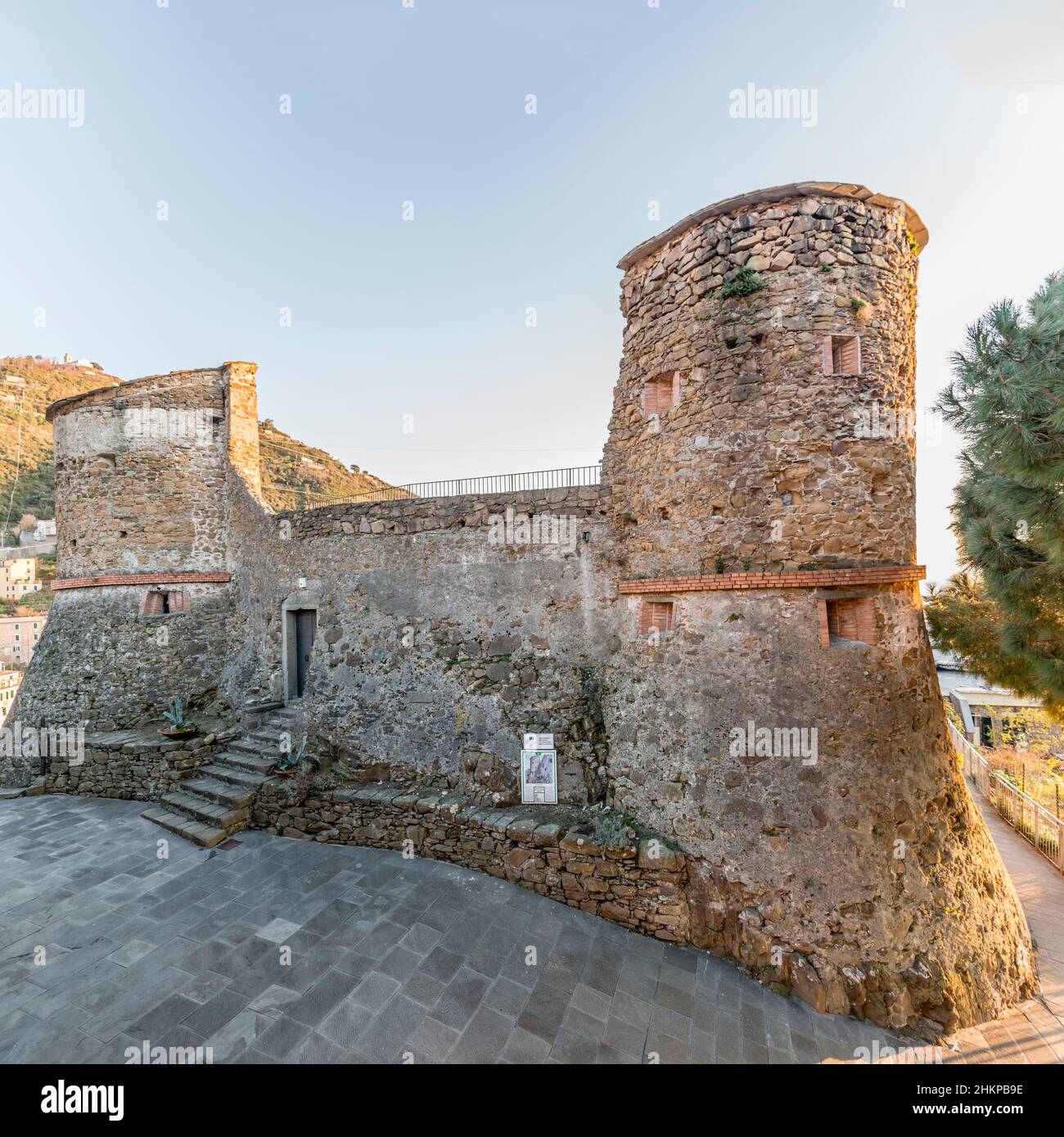 Storico castello in pietra, girato in luce d'inverno a Riomaggiore, cinque Terre, Italia Foto Stock