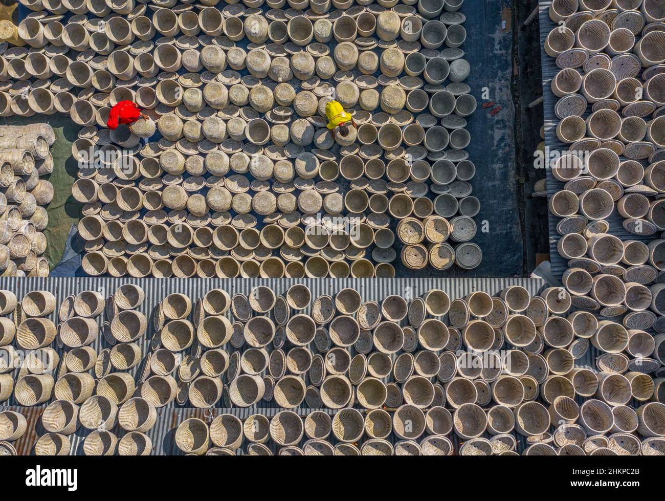 Migliaia di cestini appena tessuti si asciugano al sole prima di essere esportati in tutto il mondo. Foto Stock