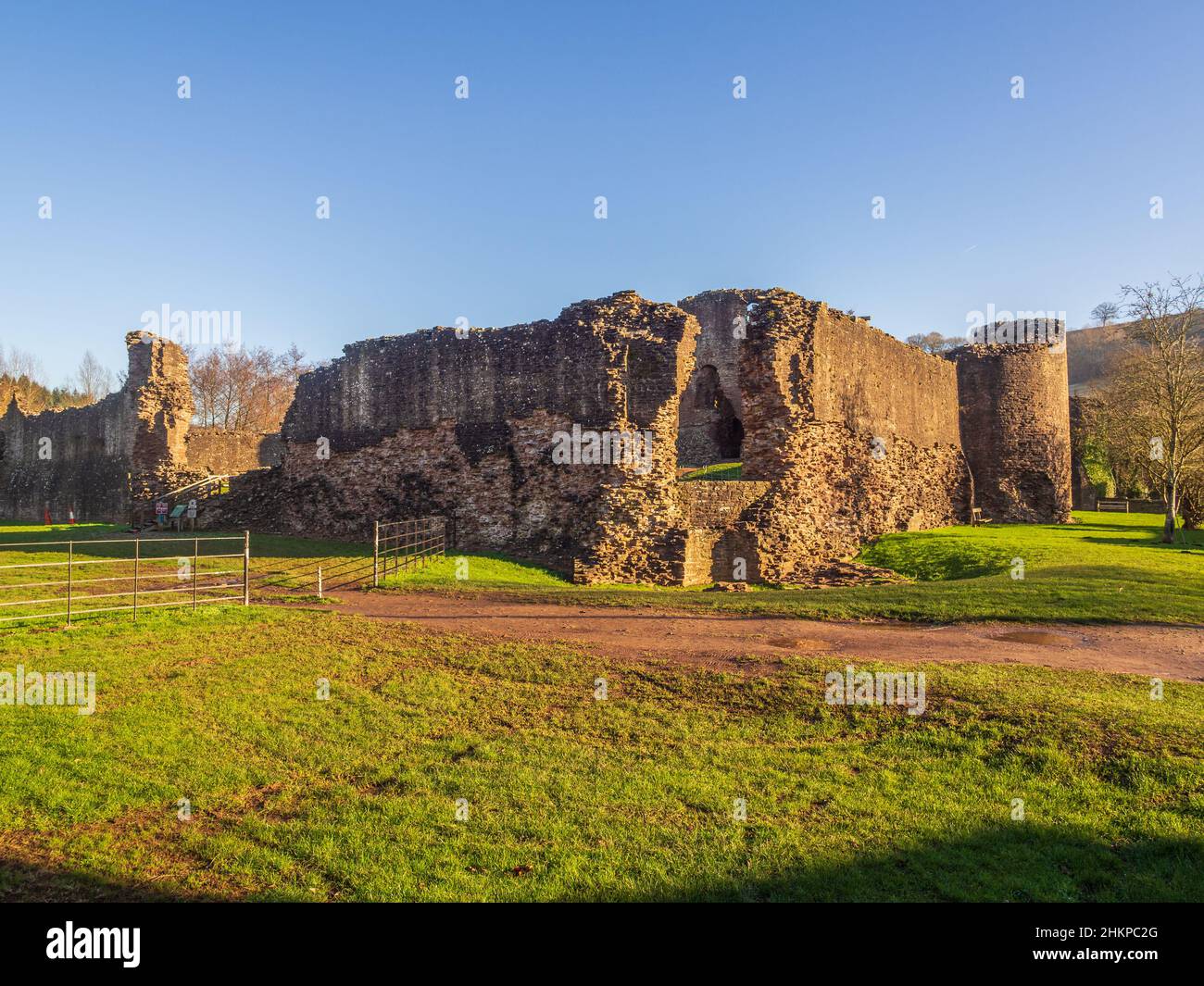 Skenfrith uno dei tre Castelli di Gwent è una fortezza medievale significativa con una torre centrale sostanziale Foto Stock