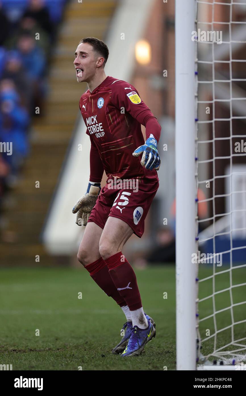 PETERBOROUGH, REGNO UNITO. FEB 5TH. Steven Benda of Peterborough United urla durante la quarta partita di Emirates fa Cup tra Peterborough United e Queens Park Rangers al Weston Homes Stadium, Peterborough sabato 5th febbraio 2022. (Credit: James Holyoak | MI News) Credit: MI News & Sport /Alamy Live News Foto Stock