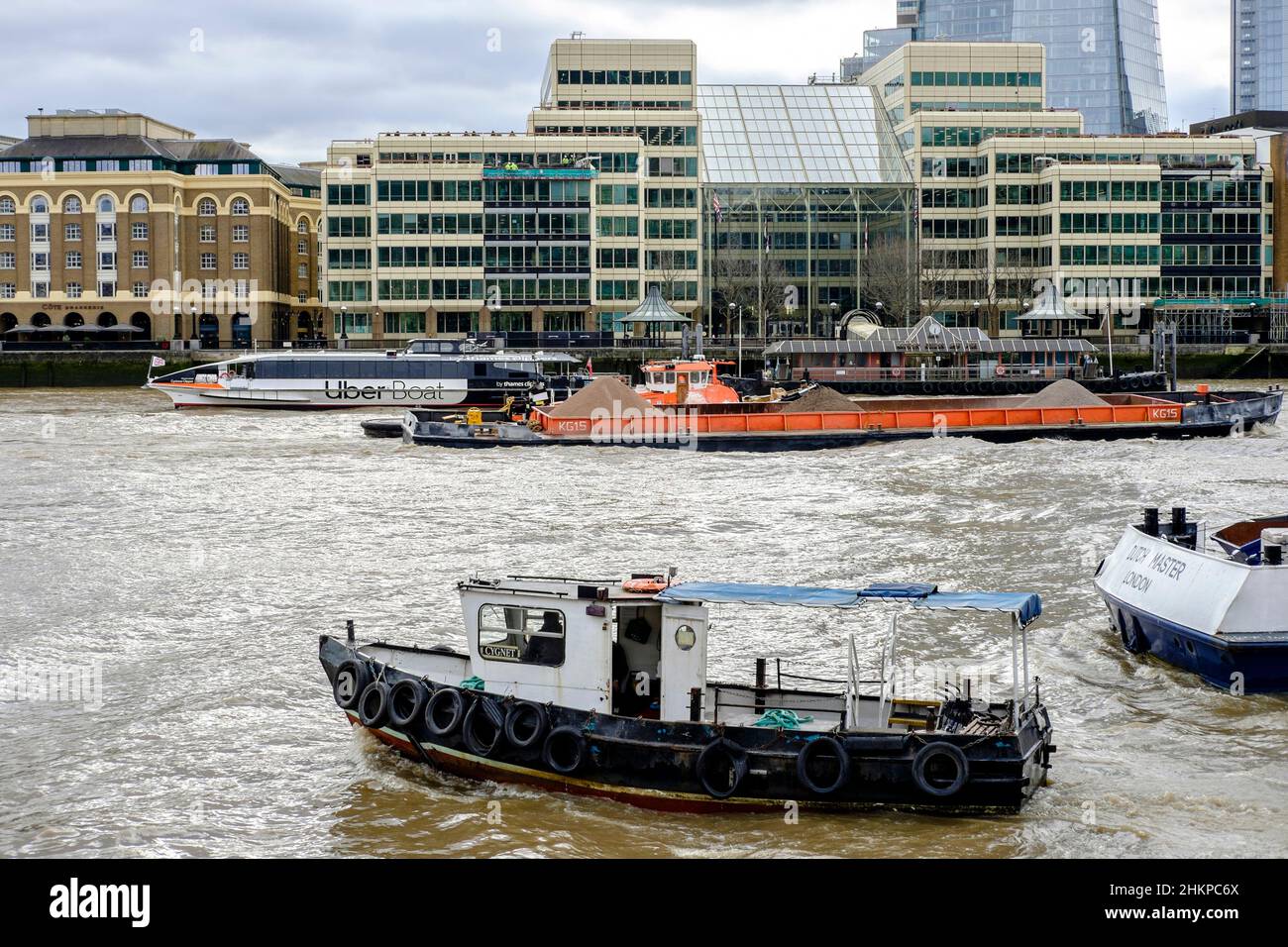 Traffico fluviale sul Tamigi, Londra, Regno Unito. Foto Stock