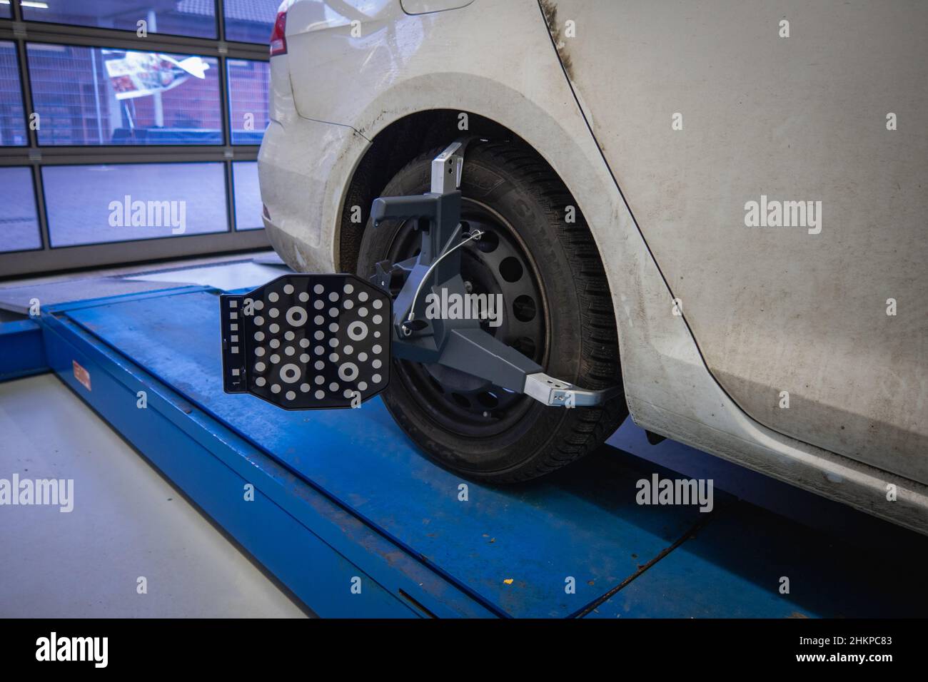 l'allineamento delle ruote con la più recente tecnologia laser viene effettuato in officina Foto Stock