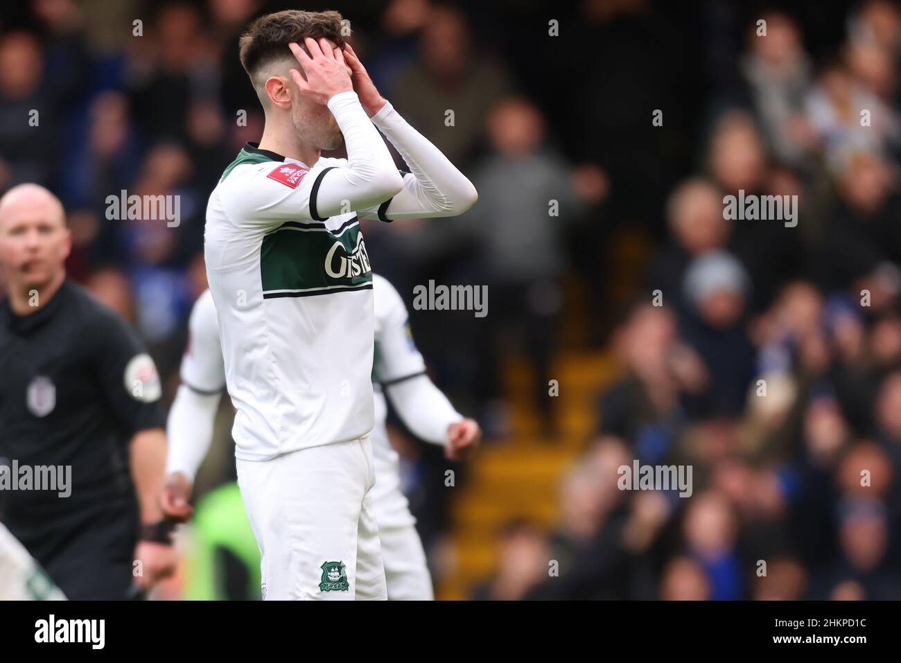 5th Febbraio 2022 : Stamford Bridge, Chelsea, Londra, Inghilterra: Fa Cup Football, Chelsea contro Plymouth Argyle: Ryan Hardie di Plymouth Argyle tiene la testa mentre perde un calcio di punizione negli ultimi minuti del gioco Foto Stock