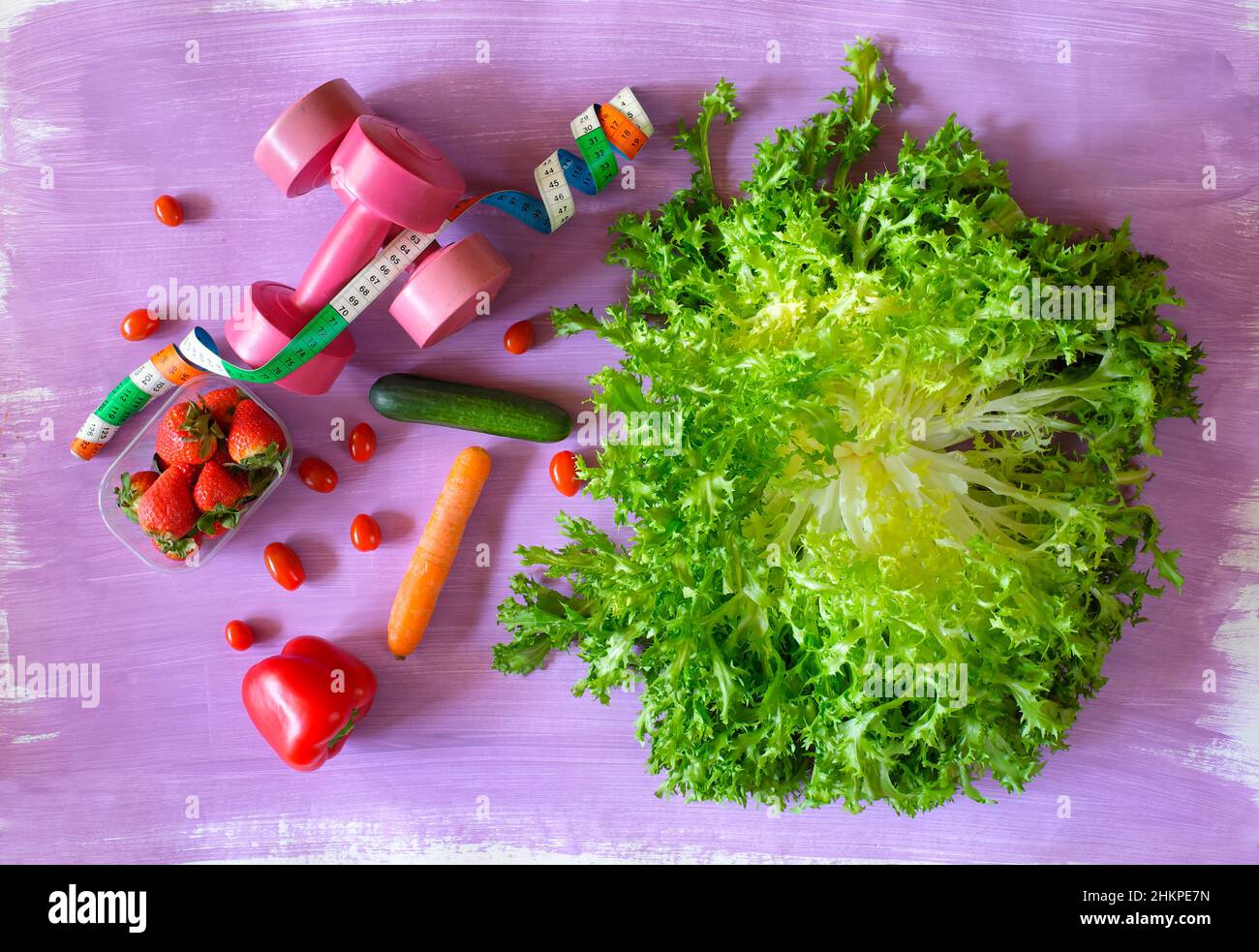 Mangiare sano, dieta, concetto di allenamento. Flat Lay con nuovo endive, e vergetables, dumbbells.Measuring nastro. Foto Stock