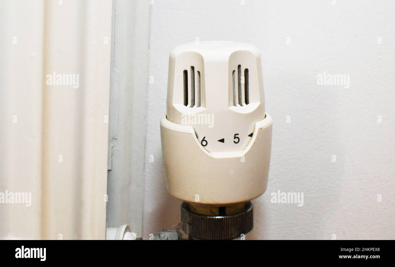 Vista ravvicinata del comando del termostato su un radiatore domestico. Nessuna gente. Foto Stock