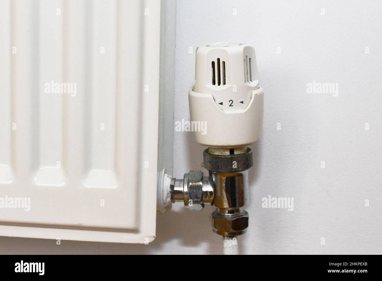 Vista ravvicinata del comando della valvola termostatica su un radiatore di riscaldamento domestico Foto Stock
