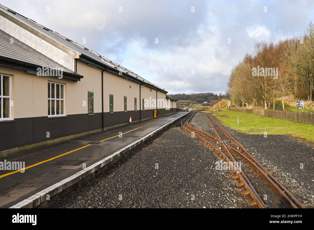 Merthyr Tydfil, Galles - Dicembre 2021: Stazione ferroviaria, piattaforma e binario sulla ferrovia a scartamento ridotto della ferrovia di Brecon Mountain Foto Stock