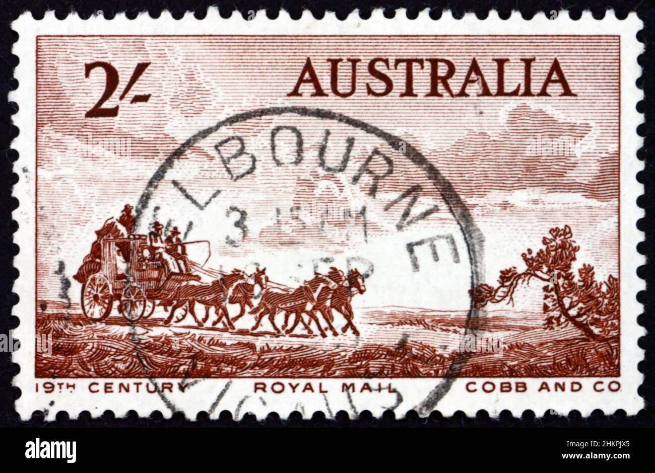 AUSTRALIA - CIRCA 1955: Un francobollo stampato in Australia mostra Cobb and Company mail coach, pionieri dell'era del coaching australiano, circa 1955 Foto Stock