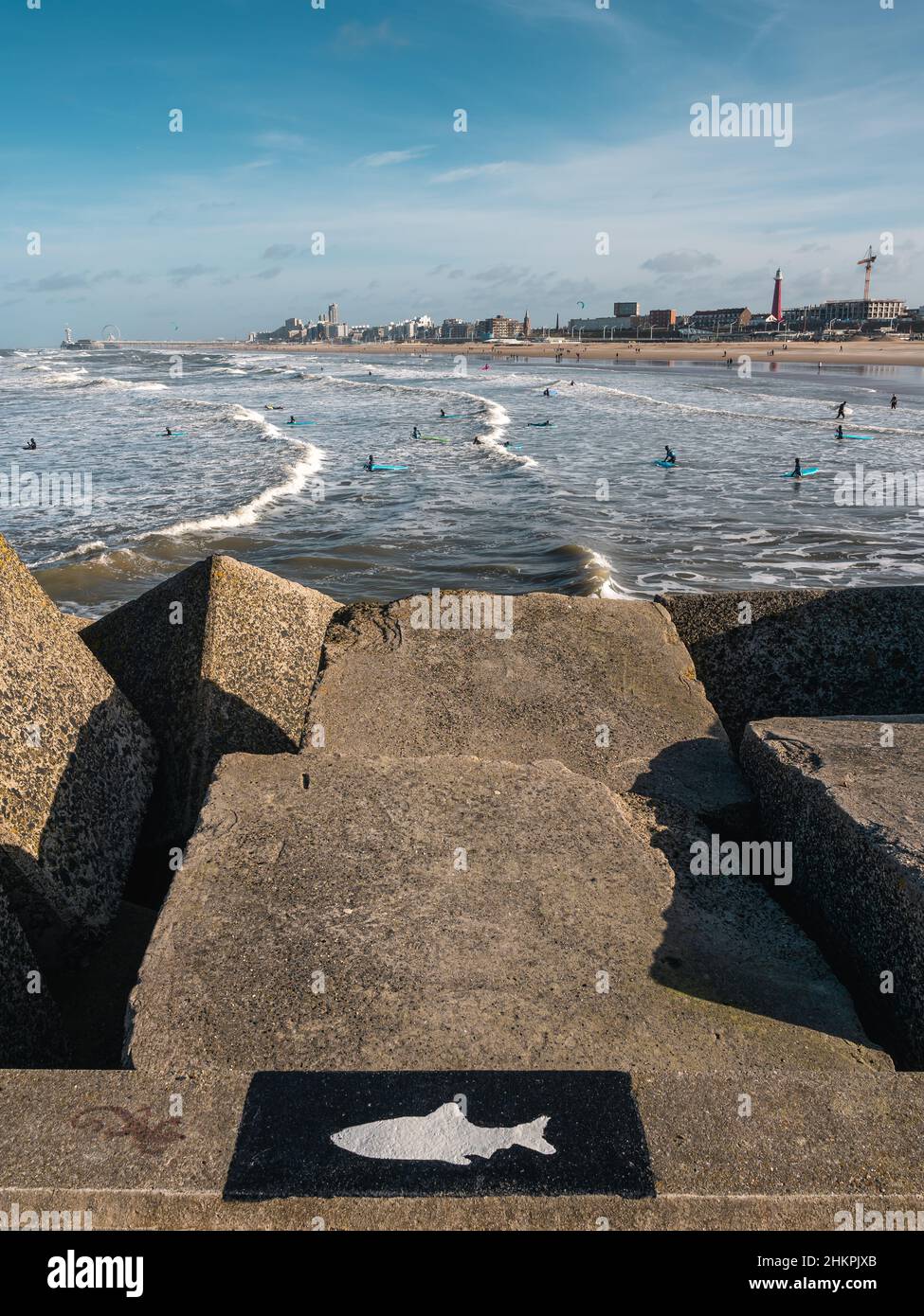 Scheveningen, Olanda del Sud, Paesi Bassi: Il fondo del molo e lezioni di surf in primo piano. Foto Stock