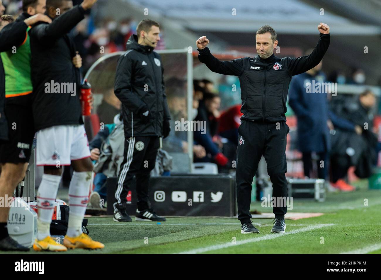 Colonia, Germania. 05th Feb 2022. Calcio: Bundesliga, 1. FC Köln - SC Friburgo, Matchday 21, RheinEnergieStadion: Il coach di Colonia Andre Pawlak aggancia entrambi i pugni al fischio finale. Credit: Rolf Vennenbernd/dpa - NOTA IMPORTANTE: In conformità con i requisiti della DFL Deutsche Fußball Liga e della DFB Deutscher Fußball-Bund, è vietato utilizzare o utilizzare fotografie scattate nello stadio e/o della partita sotto forma di immagini di sequenza e/o serie di foto video-simili./dpa/Alamy Live News Foto Stock