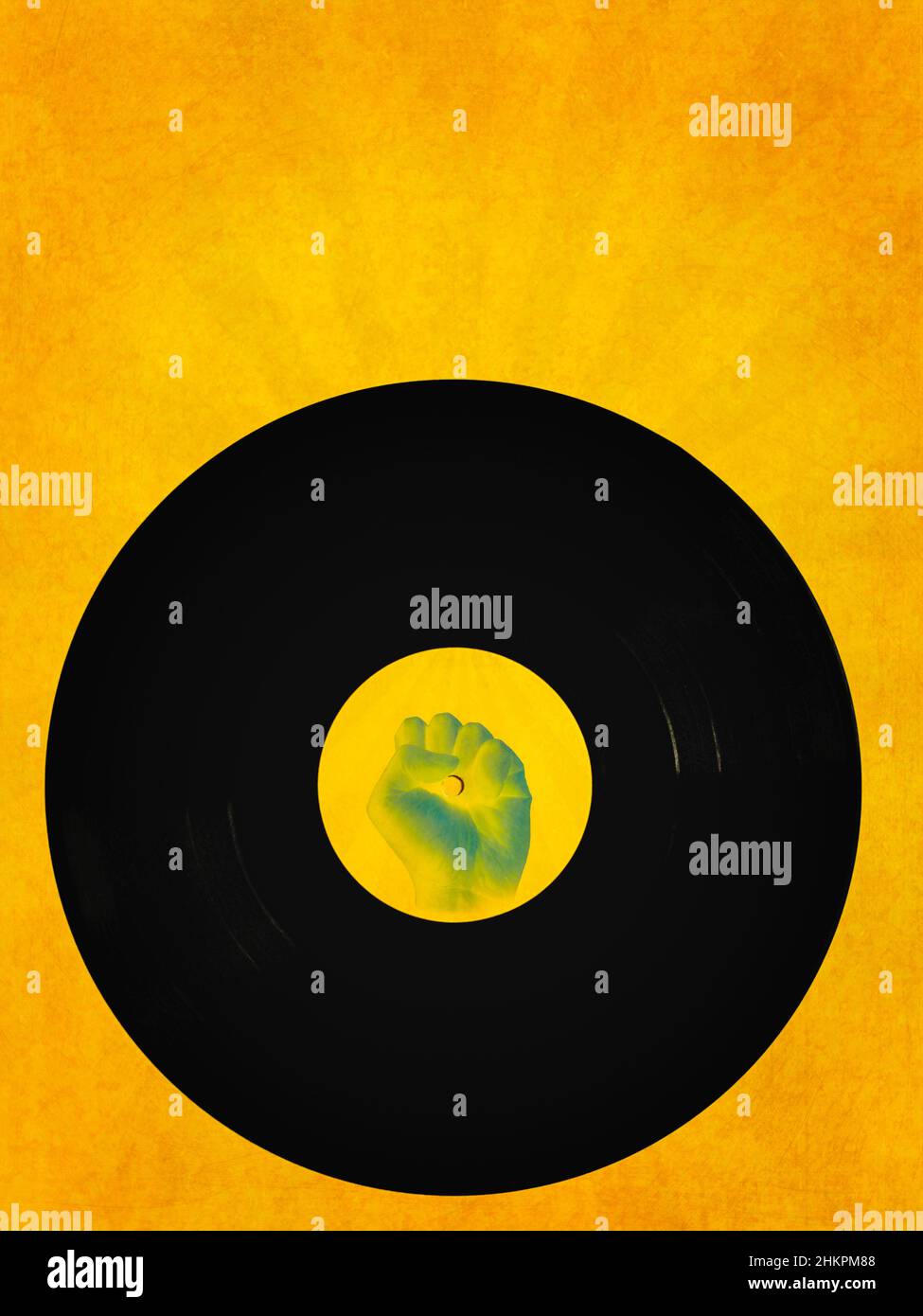 Immagine astratta del disco vinilico con etichetta pugnalata su sfondo giallo testurizzato con raggi Foto Stock