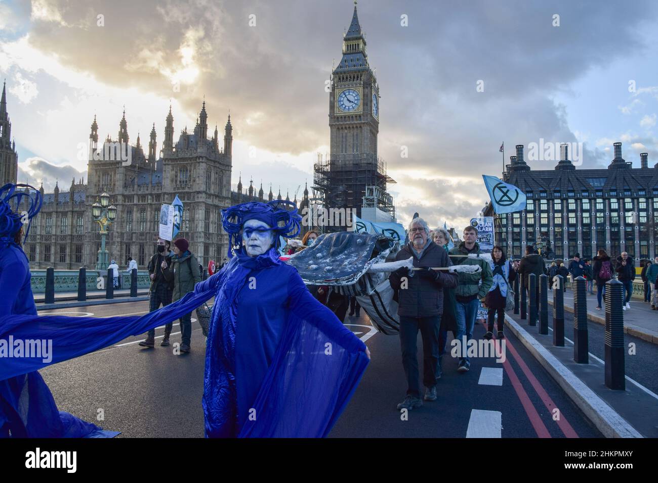 Londra, Regno Unito 4th febbraio 2022. I manifestanti portano la 'balena' sul Ponte di Westminster. Gli attivisti hanno marciato con una balena modello da Parliament Square al quartier generale di Londra della Shell per protestare contro la distruzione degli oceani e della fauna marina causata da fracking, perforazione, indagini sismiche e inquinamento da parte delle compagnie petrolifere. Foto Stock